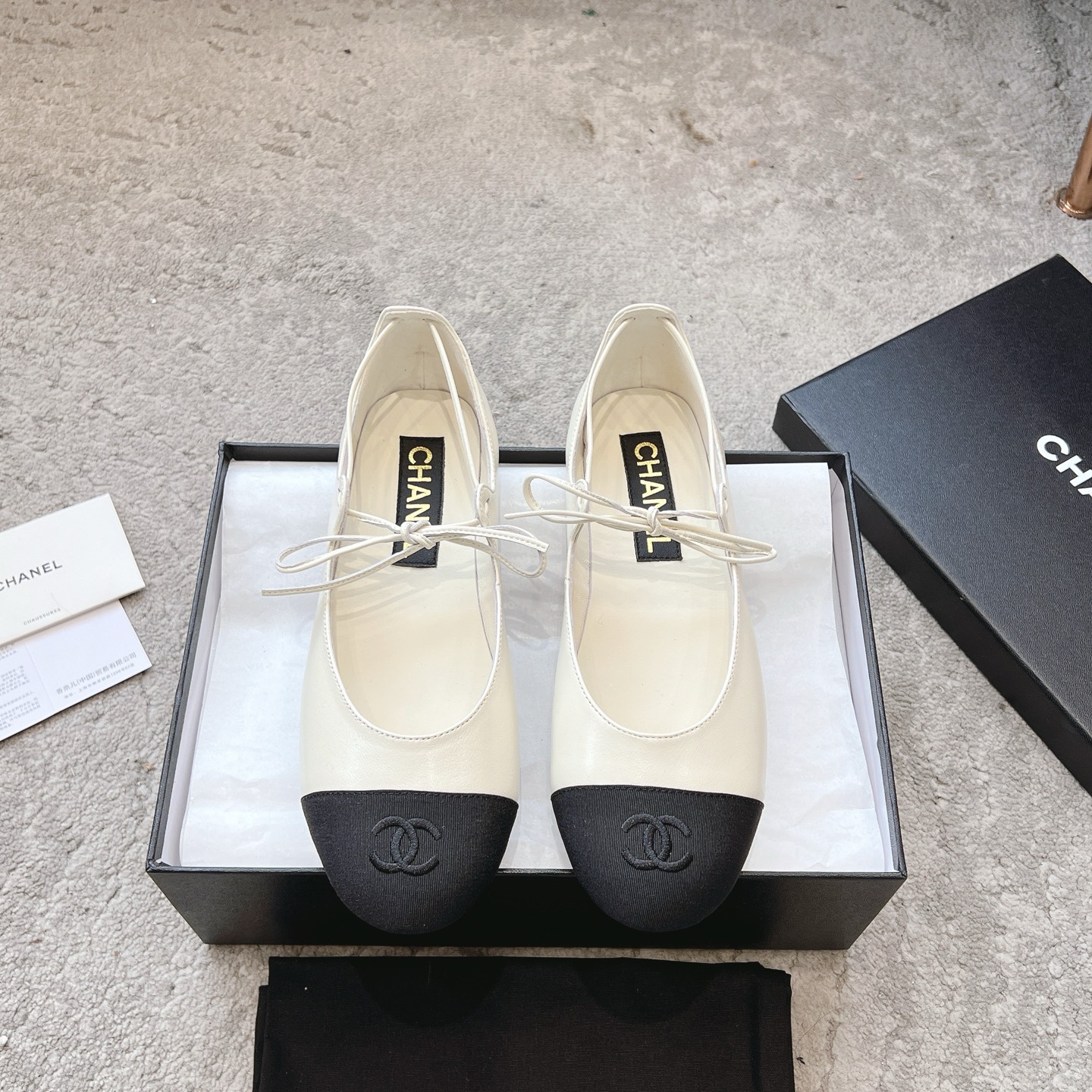 NO:259053,CHANEL Chanel 25P spring and summer Mary Jane strapped shoes. The beautiful little Chanel Mary Jane ballet shoes. The stars and celebrities who like it are wearing them all, which makes me like this shoes even more. Girls are full of heart. They can be matched with various styles. There are almost very few white Mary Jane. Only in Xiao Xiang can it look particularly high-profile and simple. The fabric is imported mixed-bred sheepskin, with clear and soft leather, very high-end/imported patent leather. The inner footbed sheepskin is soft and delicate, super comfortable and luxurious!  Size35-41 (40 41 custom made without return), ballet shoes, chanel, chanel, mary jane, sheepskin19860909批 CHANEL香奈儿25P春夏玛丽珍绑带单鞋 好看的小香玛丽珍芭蕾单鞋,喜欢的明星和红人都在穿,让我更加喜欢这款鞋少女心爆棚,穿上就仙,可以搭配各种风格白色玛丽珍几乎很少,只有在小香这里才能显得格外高调,简约 面料进口混种羊皮,皮纹清晰柔软,非常高级感/进口漆皮 内里垫脚羊皮,柔软细腻,超级舒适亲夫,高端奢华！ Size35-41（40 41定做不退换）,芭蕾舞鞋,chanel,chanel,mary jane,sheepskin,Women's Shoes