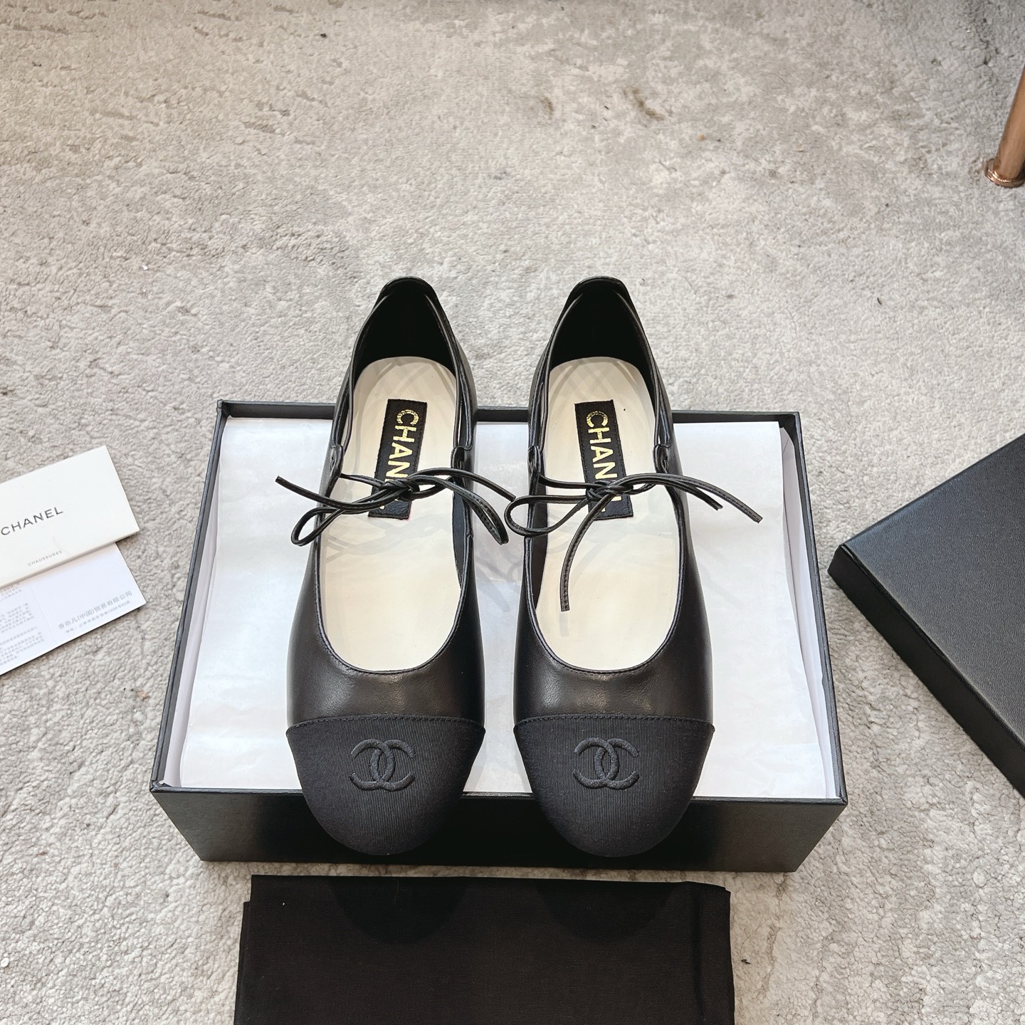 NO:260244,CHANEL Chanel 25P spring and summer Mary Jane strapped shoes. The beautiful little Chanel Mary Jane ballet shoes are worn by celebrities and celebrities. I like this shoes even more. Girls are full of heart. They can be matched with various styles. There are almost very few white Mary Jane. Only in Xiao Xiang can it look particularly high-profile and simple. The fabric is imported mixed-bred sheepskin, with clear and soft leather, very high-end/imported patent leather. The inner footbed sheepskin is soft and delicate, super comfortable and luxurious!  Size35-41 (40 41 custom made without return), ballet shoes, chanel, chanel, mary jane, sheepskin19860909CHANEL香奈儿25P春夏玛丽珍绑带单鞋 好看的小香玛丽珍芭蕾单鞋,喜欢的明星和红人都在穿,让我更加喜欢这款鞋少女心爆棚,穿上就仙,可以搭配各种风格白色玛丽珍几乎很少,只有在小香这里才能显得格外高调,简约 面料进口混种羊皮,皮纹清晰柔软,非常高级感/进口漆皮 内里垫脚羊皮,柔软细腻,超级舒适亲夫,高端奢华！ Size35-41（40 41定做不退换）,芭蕾舞鞋,chanel,chanel,mary jane,sheepskin,Women's Shoes