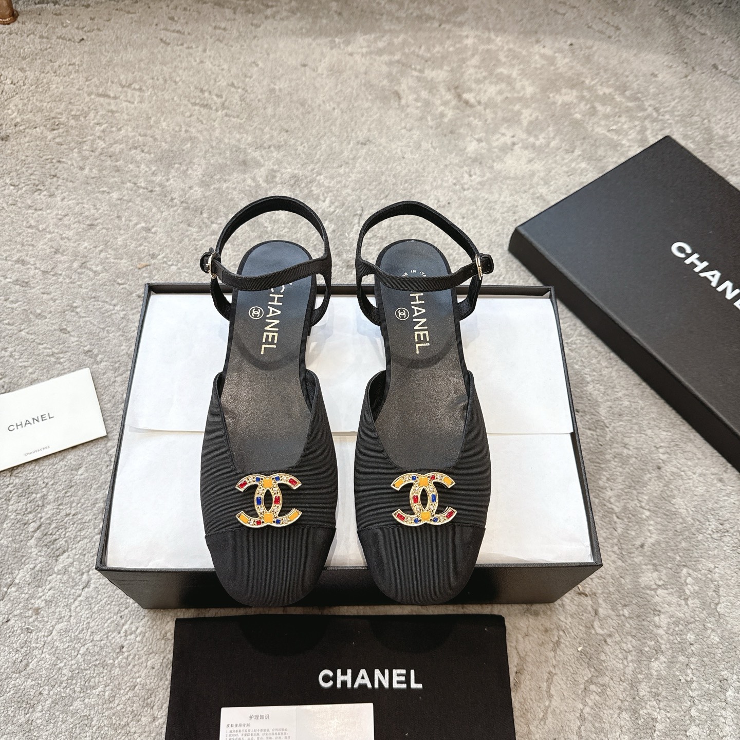 NO:260232,CHANEL 25p spring and summer new style, lace-up flat-soled Mary Jane sandals. A classic double color combination design. The toe is a classic small-scented logo toe, which is very recognizable. The lace-up design around the rear ankle brings more outfit possibilities. The leather is super soft!  Super easy to match too!  It looks super skinny on your feet!  Very good looking!  Material sheepskin Neli sheepskin Outsole Imported Italian leather large soles Size 35-39 (custom made of 40), Mary Jane, Chanel, sandals, mary jane, sheepskin, Leather soles19860909CHANEL 25p春夏新款 系带平底玛丽珍凉鞋 经典的双拼色设计,鞋头是经典的小香logo鞋头,非常具有辨识度,绕后踝系带设计带来更多的穿搭可能,皮质超级软！也超级容易搭配！上脚超级显骨感！非常好看！ 材质羊皮 内里羊里 大底意大利进口真皮大底 尺码35-39（40订做）,玛丽珍,chanel,sandals,mary jane,sheepskin,Leather soles,Women's Shoes