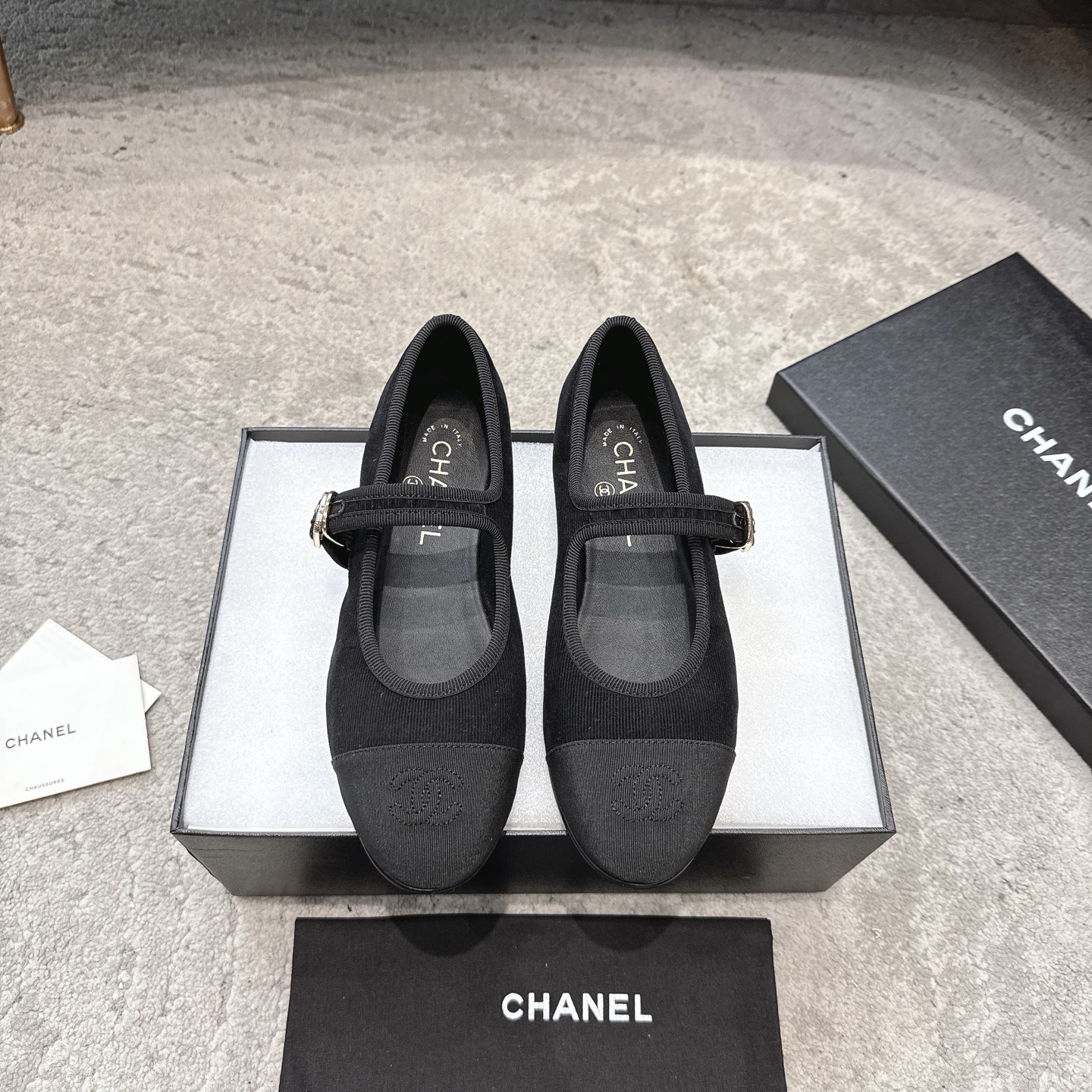 NO:259032,CHANEL Xiaoxiang 25ss Spring and summer toe electric embroidered double C logo embellishment, ballet shoes, like a necklace on the goddess' neck, the foot wrapping is very good, and the heels look slimming, it is really super exquisite!  The retro Mary Jane is so good. I personally like the classic combinations the most, which have the feeling of a retro 1980s. The style is novel and fashionable, the craftsmanship is perfectly presented, and the mixed-bred sheepskin design is so beautiful that it is unrecognizable to relatives. It looks slim and white. I think girls all need to have a pair. The most important thing is that the color is bright enough and the steep walking is no longer enough to describe her shoes that can't be put down on the ground!  The beautiful little chambray Mary Zhen ballet shoes are worn by celebrities and celebrities, which makes me like this shoe even more. Girls are so happy that they can be worn in every style. There are almost very few white Mary Zhen. Only in Xiaoxiang can it look particularly high-profile. The simple solid color has no complicated design. In spring, paired with small feet and gauze skirts can set off a different level of luxury!  The fabric is imported sheepskin. The leather pattern is clear and soft, very high-end/imported patent leather. The inner foot padded sheepskin is soft and delicate, super comfortable and has a high-end luxury!  Size35-40 (40 custom made without return or exchange), ballet shoes, chanel, mary jane, skirts, necklace, sheepskin19860909批 CHANEL小香 25ss 春夏鞋头电绣双C logo点缀,芭蕾舞鞋 宛如女神脖子上的项链,上脚包裹性非常好,上脚跟显瘦,真的是超级精致！ 复古的玛丽珍太对味了,个人最喜欢好经典的搭配,颇有80年代复古小香风的感觉,款式新颖时尚,工艺完美呈现,混种羊皮设计,美到六亲不认,很显瘦显白,我觉得女孩儿们都要拥有一双,最重要的是颜色足够亮眼,健步如飞已不足以形容她如履平地,让爱不释手的鞋款！ 好看的小香玛丽珍芭蕾单鞋,喜欢的明星和红人都在穿,让我更加喜欢这款鞋少女心爆棚,穿上就仙,可以搭配各种风格白色玛丽珍几乎很少,只有在小香这里才能显得格外高调,简约的纯色没有复杂设计,春天配小脚裤,纱裙都能衬托出别样的高级！ 面料进口羊皮 皮纹清晰柔软,非常高级感/进口漆皮 内里垫脚羊皮,柔软细腻,超级舒适亲夫,高端奢华！ Size35-40（40定做不退换）,芭蕾舞鞋,chanel,mary jane,skirts,necklace,sheepskin,Women's Shoes