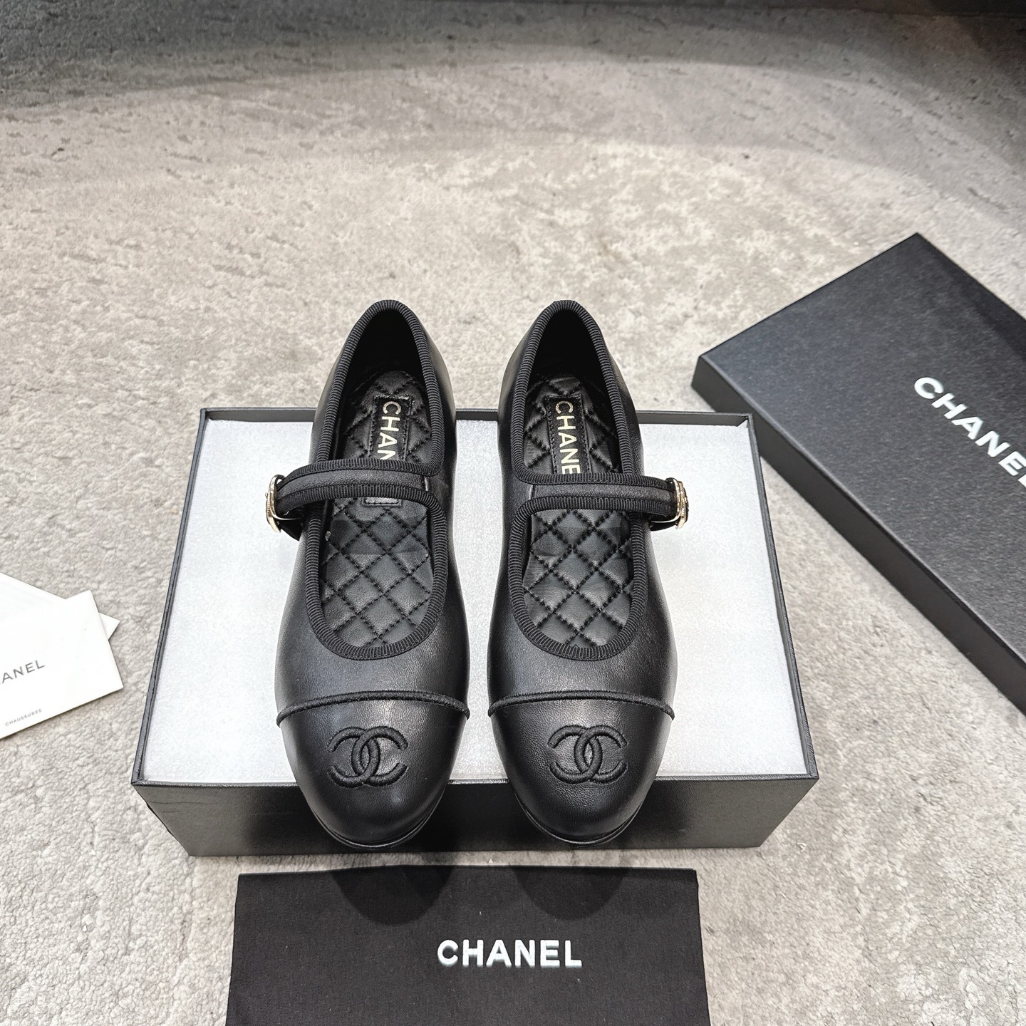 NO:260236,CHANEL Xiaoxiang 25ss Spring and summer toe-embroidered double C logo embellishment, ballet shoes, like a necklace on the goddess' neck, the foot wrapping is very good, and the heels look slimming, it is really super exquisite!  The retro Mary Jane is so good. I personally like the classic combinations the most, which have the feeling of a retro 1980s. The style is novel and fashionable, the craftsmanship is perfectly presented, and the mixed-bred sheepskin design is so beautiful that it is unrecognizable to relatives. It looks slim and white. I think girls all need to have a pair. The most important thing is that the color is bright enough and the steep walking is no longer enough to describe her shoes that can't be put down on the ground!  The beautiful little chambray Mary Zhen ballet shoes are worn by celebrities and celebrities, which makes me like this shoe even more. Girls are so happy that they can be worn in every style. There are almost very few white Mary Zhen. Only in Xiaoxiang can it look particularly high-profile. The simple solid color has no complicated design. In spring, paired with small feet and gauze skirts can set off a different level of luxury!  The fabric is imported sheepskin. The leather pattern is clear and soft, very high-end/imported patent leather. The inner foot padded sheepskin is soft and delicate, super comfortable and has a high-end luxury!  Size35-40 (40 custom made without return), ballet shoes, chanel, mary jane, skirts, necklace, sheepskin19860909CHANEL小香 25ss 春夏鞋头电绣双C logo点缀,芭蕾舞鞋 宛如女神脖子上的项链,上脚包裹性非常好,上脚跟显瘦,真的是超级精致！ 复古的玛丽珍太对味了,个人最喜欢好经典的搭配,颇有80年代复古小香风的感觉,款式新颖时尚,工艺完美呈现,混种羊皮设计,美到六亲不认,很显瘦显白,我觉得女孩儿们都要拥有一双,最重要的是颜色足够亮眼,健步如飞已不足以形容她如履平地,让爱不释手的鞋款！ 好看的小香玛丽珍芭蕾单鞋,喜欢的明星和红人都在穿,让我更加喜欢这款鞋少女心爆棚,穿上就仙,可以搭配各种风格白色玛丽珍几乎很少,只有在小香这里才能显得格外高调,简约的纯色没有复杂设计,春天配小脚裤,纱裙都能衬托出别样的高级！ 面料进口羊皮 皮纹清晰柔软,非常高级感/进口漆皮 内里垫脚羊皮,柔软细腻,超级舒适亲夫,高端奢华！ Size35-40（40定做不退换),芭蕾舞鞋,chanel,mary jane,skirts,necklace,sheepskin,Women's Shoes