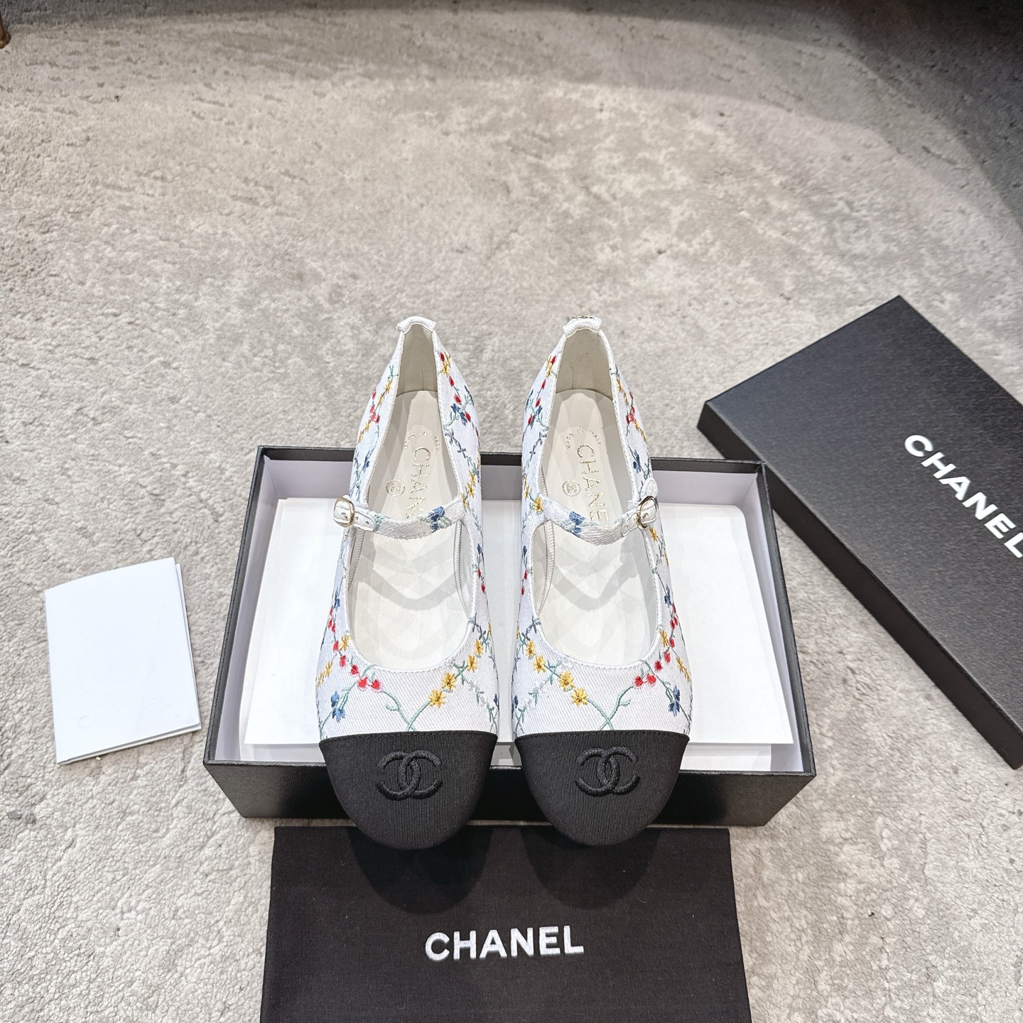 NO:260240,CHANEL Xiaoxiang 25ss Spring and summer toe-embroidered double C logo embellishment, ballet shoes, like a necklace on the goddess' neck, the foot wrapping is very good, and the heels look slimming, it is really super exquisite!  The retro Mary Jane is so good. I personally like the classic combinations the most, which have the feeling of a retro 1980s. The style is novel and fashionable, the craftsmanship is perfectly presented, and the mixed-bred sheepskin design is so beautiful that it is unrecognizable to relatives. It looks slim and white. I think girls all need to have a pair. The most important thing is that the color is bright enough and the steep walking is no longer enough to describe her shoes that can't be put down on the ground!  The beautiful little chambray Mary Zhen ballet shoes are worn by celebrities and celebrities, which makes me like this shoe even more. Girls are so happy that they can be worn in every style. There are almost very few white Mary Zhen. Only in Xiaoxiang can it look particularly high-profile. The simple solid color has no complicated design. In spring, paired with small feet and gauze skirts can set off a different level of luxury!  The fabric is imported sheepskin. The leather pattern is clear and soft, and it is very high-end/imported lambskin/paper leather. The inner foot padded sheepskin is soft and delicate, super comfortable and has a high-end luxury!  Original custom Italian translucent leather outsole Size35-40 (40 custom made without return or exchange), ballet shoes, chanel, mary jane, skirts, necklace, sheepskin, Leather soles19860909CHANEL小香 25ss 春夏鞋头电绣双C logo点缀,芭蕾舞鞋 宛如女神脖子上的项链,上脚包裹性非常好,上脚跟显瘦,真的是超级精致！ 复古的玛丽珍太对味了,个人最喜欢好经典的搭配,颇有80年代复古小香风的感觉,款式新颖时尚,工艺完美呈现,混种羊皮设计,美到六亲不认,很显瘦显白,我觉得女孩儿们都要拥有一双,最重要的是颜色足够亮眼,健步如飞已不足以形容她如履平地,让爱不释手的鞋款！ 好看的小香玛丽珍芭蕾单鞋,喜欢的明星和红人都在穿,让我更加喜欢这款鞋少女心爆棚,穿上就仙,可以搭配各种风格白色玛丽珍几乎很少,只有在小香这里才能显得格外高调,简约的纯色没有复杂设计,春天配小脚裤,纱裙都能衬托出别样的高级！ 面料进口羊皮 皮纹清晰柔软,非常高级感/进口小羊皮/漆皮  内里垫脚羊皮,柔软细腻,超级舒适亲夫,高端奢华！ 原版定制意大利透染真皮大底 Size35-40（40定做不退换）,芭蕾舞鞋,chanel,mary jane,skirts,necklace,sheepskin,Leather soles,Women's Shoes