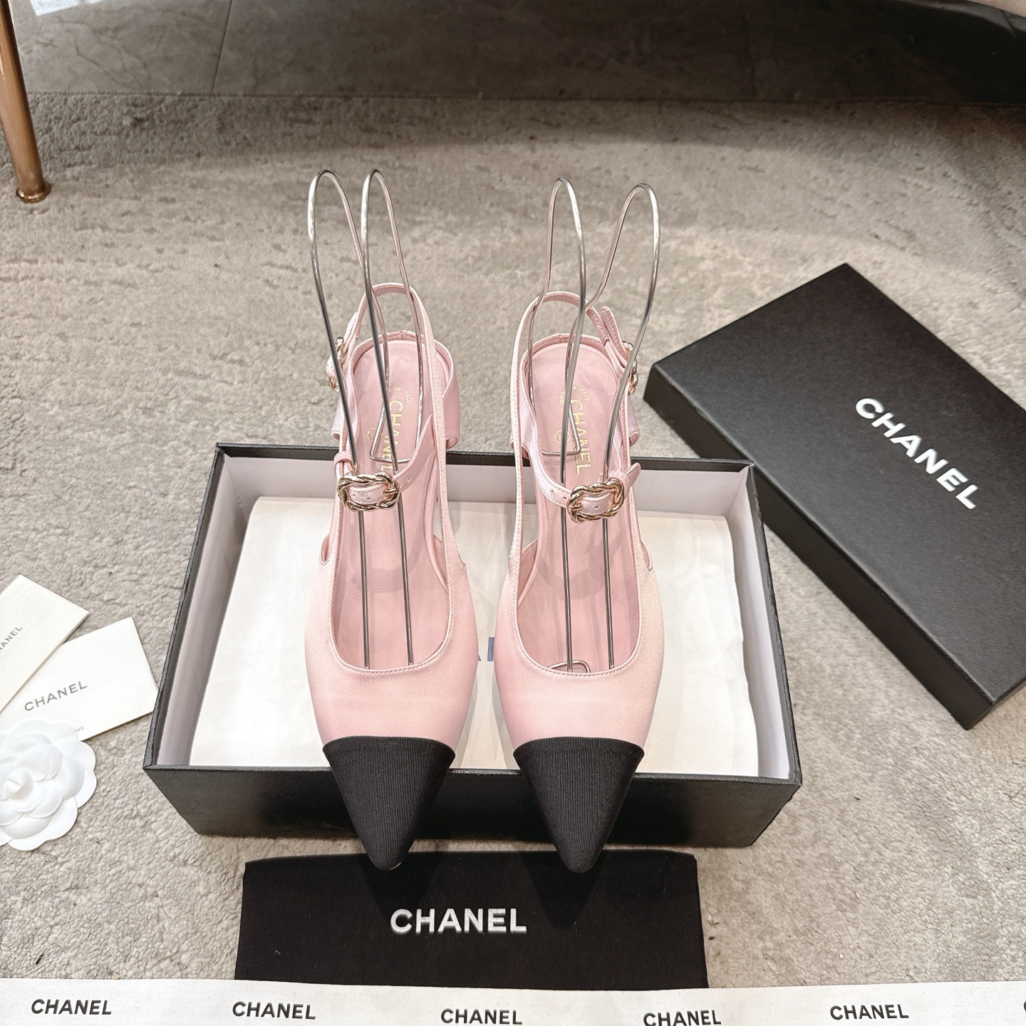 NO:260230,CHANE*｜Xiaoxiang 25P spring and summer haute couture show series double C wedge sandals This season's mesh lace is breathtakingly beautiful!  It is hazy and can't see clearly. Whether it is a clothes or a skirt, it is faintly sexy when worn on a woman. It is very dreamy and romantic, playful and cute, full of temperament, and it is fashionable and modern, revealing a hint of elegant charm!  This shoe satisfies all girls' fantasies about high heels. It has a girlish feel and can also be worn to look like a goddess!  The upper is made of custom imported silk, the inner tiptoe is lambskin, Italian imported cowhide sole zesi35-39 (40 customized), sandals, chanel, sandals, high heels, skirts, cowhide, sheepskin19860909CHANE*｜小香25P春夏高定秀场 系列双C坡跟凉鞋 这一季的网纱蕾丝美得让人窒息！ 朦胧看不清,不管是衣服还是裙子 穿在女人身上,若隐若现的小性感 很梦幻很浪漫,俏皮可爱,气质十足 又不失时尚现代感,透出丝丝优雅魅力！ 这款鞋满足了女生对高跟鞋的所有幻想 既有少女感,也可以穿出女神范！ 鞋面采用定制进口丝绸 内里踮脚均为小羊皮 意大利进口牛皮大底 zesi35-39（40定制）,凉鞋,chanel,sandals,high heels,skirts,cowhide,sheepskin,Women's Shoes