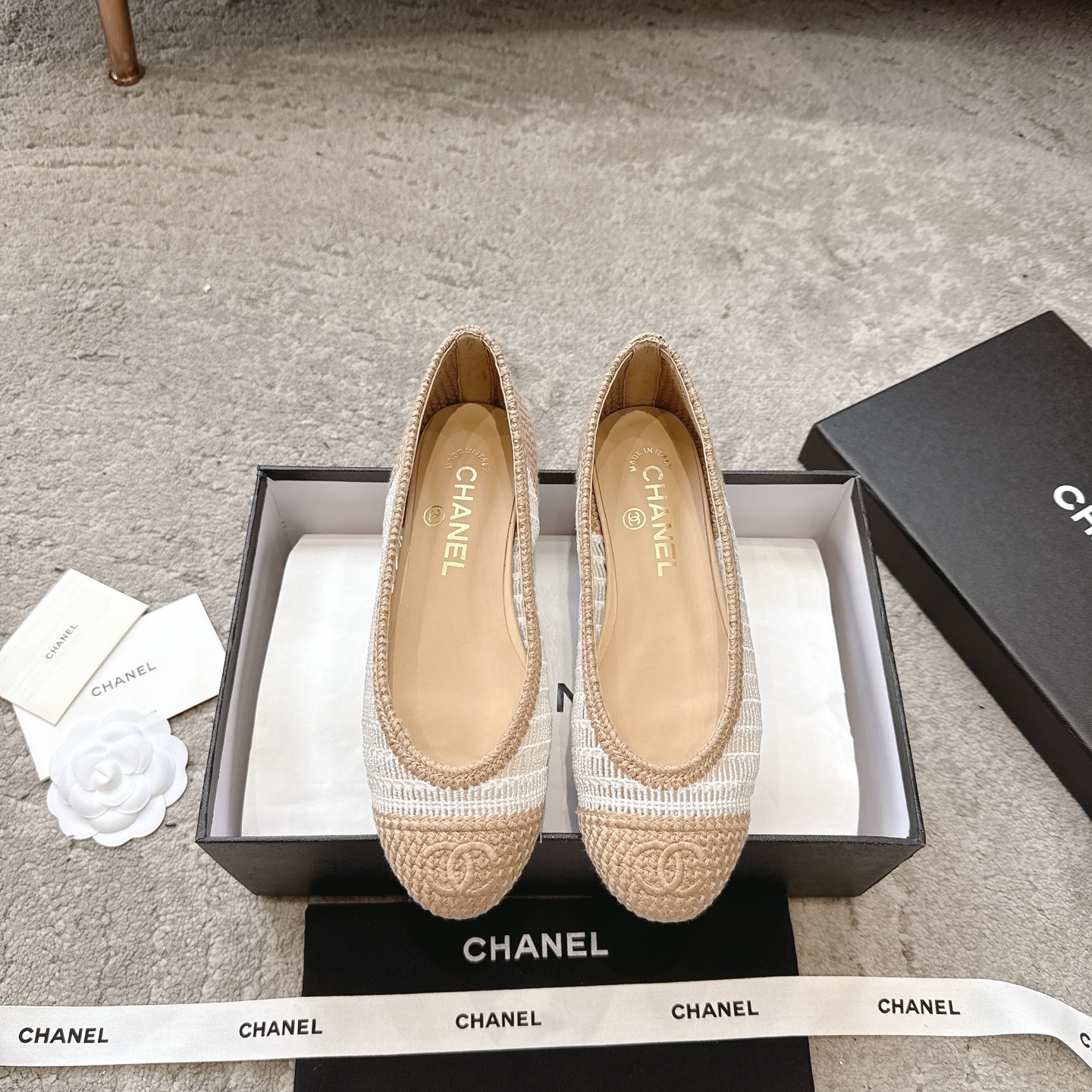 NO:260250,Chanel Xiaoxiang C home 25p woven ballet shoes A pair of Rafia woven ballet shoes with closed eyes is out of stock when it is launched. The shoe shape is simple, classic and practical. Various styles can be used as the finishing touch. The moment you see the real thing, the babies will know how excellent it is. A thousand-year-old classic style, a flat-soled small shoes that are popular every year. Street photos of celebrities and internet celebrities can be seen everywhere on their feet. Simple color matching, delicate small round toe, an absolute versatile tool. Original customization of fabrics. Floor-padded sheepskin. Original craftsmanship. Italian leather sole. Size 35-39 (34, 40, 41, 42. No return or exchange). Ballet shoes, chanel, chanel, espadrilles, sheepskin19860909Chanel 小香C家 25p 编织芭蕾舞鞋 一双闭眼入的拉菲草编芭蕾舞鞋 上市就断货 鞋型简单经典实穿 各种风格搭配都能起到点睛之笔 看到实物的那一刻 宝宝们就知道它有多优秀了 万年经典款,年年都火爆的平底小单鞋 明星网红上脚街拍随处可见,简约的拼色搭配,秀气的小圆头,绝对的百搭利器 面料原版定制编制 垫脚羊皮 大底原版工艺意大利真皮底 码数35-39（34、40 41 42定订不退换),芭蕾舞鞋,chanel,chanel,espadrilles,sheepskin,Women's Shoes