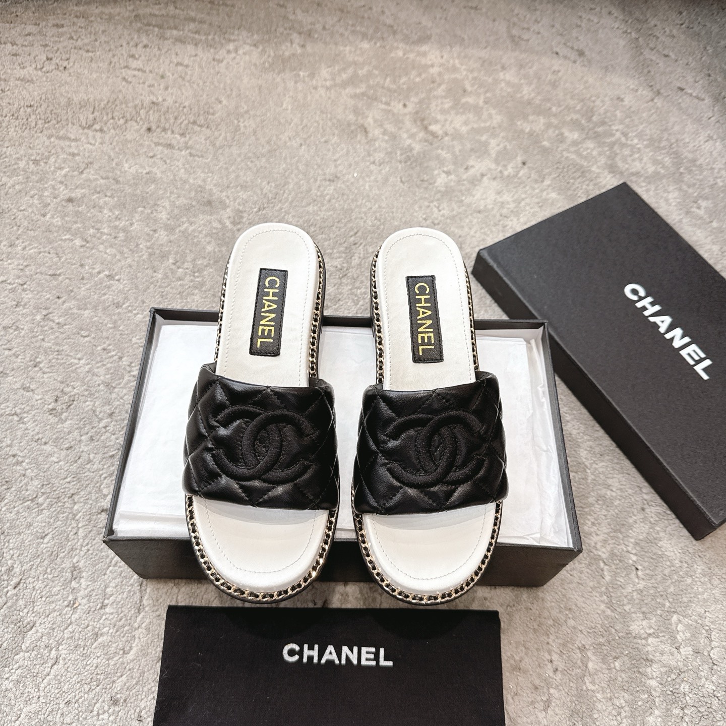 Mules CHANEL en veau, effet peau claire, style élégant