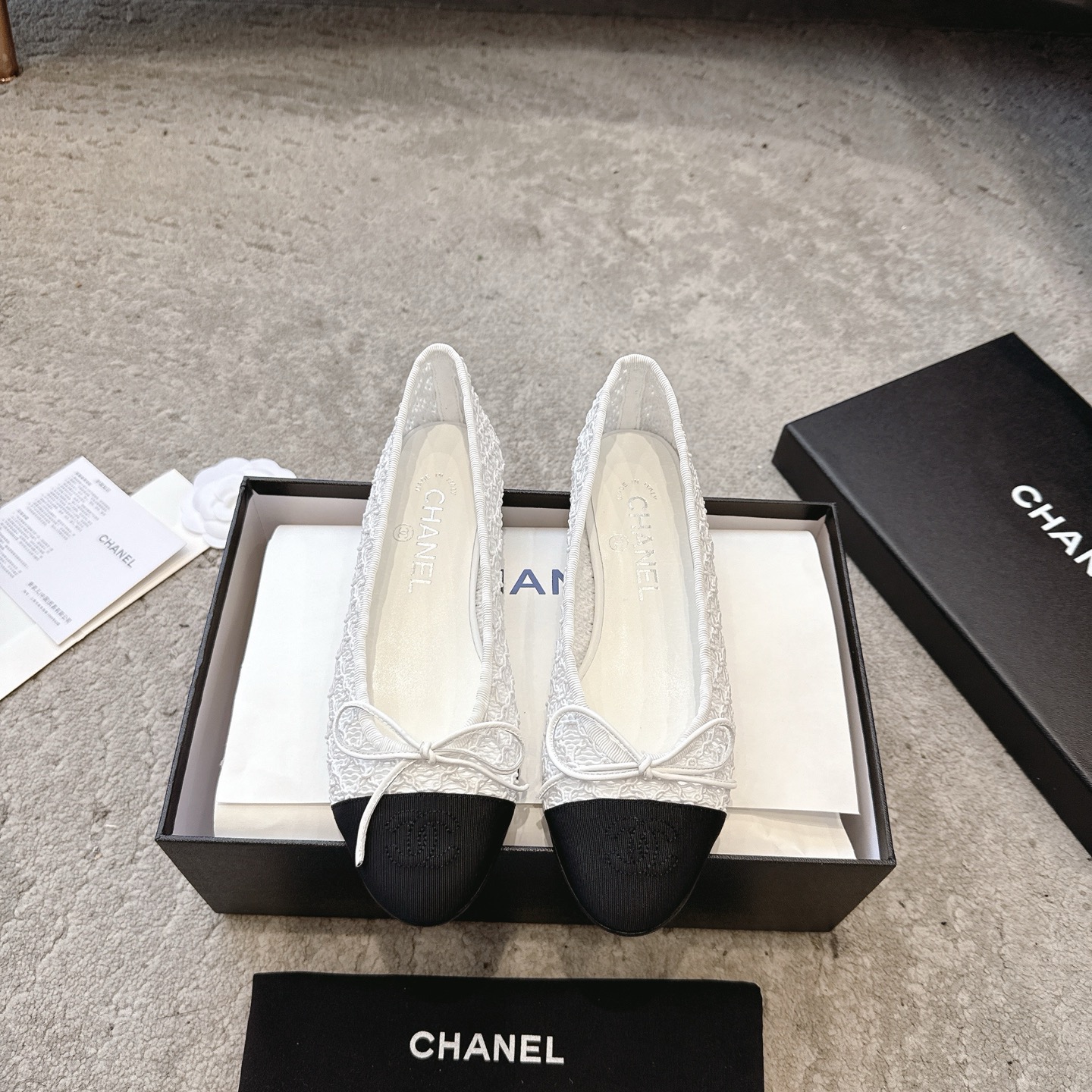 NO:245247,Chanel Xiaoxiang C home 25p woven ballet shoes A pair of Rafia woven ballet shoes with closed eyes is out of stock when it is launched. The shoe shape is simple, classic and practical. Various styles can be used as the finishing touch. The moment you see the real thing, the babies will know how excellent it is. A thousand-year-old classic model, a flat-soled small single shoes that are popular every year. Street photos of celebrities and internet celebrities can be seen everywhere on the feet. Simple color matching, delicate small round toe, an absolute versatile tool. Original customization of fabrics. Floating sheepskin. Original craftsmanship. Italian leather sole. Size 35-39 (34, 40, 41, 42. Customized for ordering, no return or exchange), single shoes, Mary Jane, chanel, chanel, mary jane, espadrilles, sheepskin19860909Chanel 小香C家 25p 编织芭蕾舞鞋 一双闭眼入的拉菲草编芭蕾舞鞋 上市就断货 鞋型简单经典实穿 各种风格搭配都能起到点睛之笔 看到实物的那一刻 宝宝们就知道它有多优秀了 万年经典款,年年都火爆的平底小单鞋 明星网红上脚街拍随处可见,简约的拼色搭配,秀气的小圆头,绝对的百搭利器 面料原版定制编制 垫脚羊皮 大底原版工艺意大利真皮底 码数35-39（34、40 41 42定订不退换),单鞋玛丽珍,chanel,chanel,mary jane,espadrilles,sheepskin,Women's Shoes