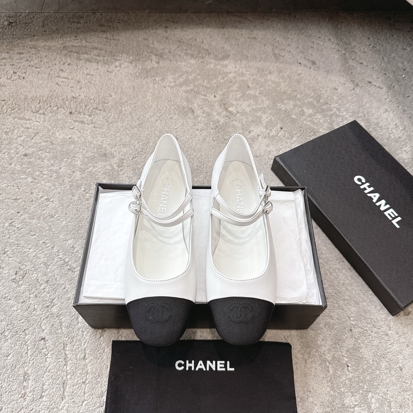 NO:255087,CHANEL Chanel 25P spring and summer Mary Jane strapped shoes. The beautiful little Chanel Mary Jane ballet shoes. The stars and celebrities who like it are wearing them all, which makes me like this shoes even more. Girls are full of heart. They can be matched with various styles. There are almost very few white Mary Jane. Only in Xiao Xiang can it look particularly high-profile and simple. The fabric is imported mixed-bred sheepskin, with clear and soft leather, very high-end/imported patent leather. The inner footbed sheepskin is soft and delicate, super comfortable and luxurious!  Size35-41 (40 41 custom made without return), ballet shoes, chanel, chanel, mary jane, sheepskin19860909批 CHANEL香奈儿25P春夏玛丽珍绑带单鞋 好看的小香玛丽珍芭蕾单鞋,喜欢的明星和红人都在穿,让我更加喜欢这款鞋少女心爆棚,穿上就仙,可以搭配各种风格白色玛丽珍几乎很少,只有在小香这里才能显得格外高调,简约 面料进口混种羊皮,皮纹清晰柔软,非常高级感/进口漆皮 内里垫脚羊皮,柔软细腻,超级舒适亲夫,高端奢华！ Size35-41（40 41定做不退换）,芭蕾舞鞋,chanel,chanel,mary jane,sheepskin,Women's Shoes