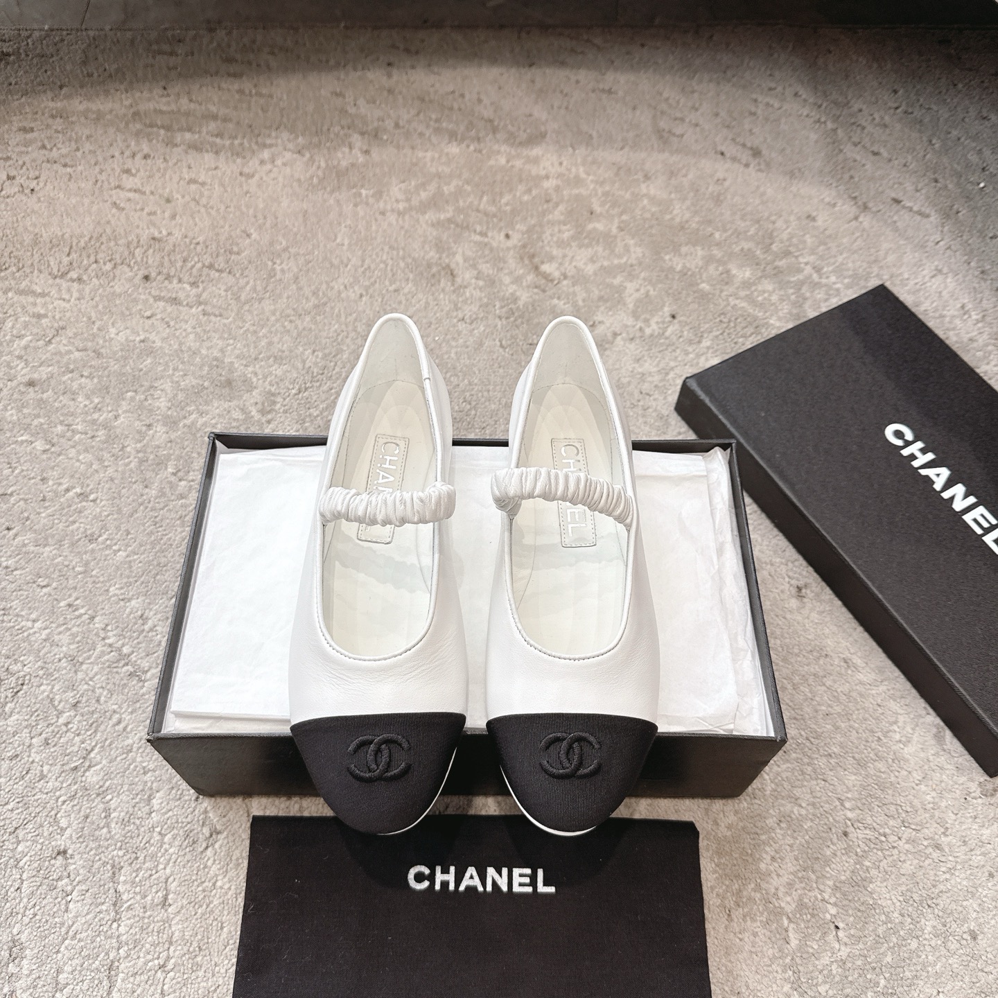 NO:245252,CHANEL Chanel 25P spring and summer Mary Jane strapped shoes. The beautiful little Chanel Mary Jane ballet shoes are worn by celebrities and celebrities. I like this shoes even more. Girls are full of heart. They can be matched with various styles. There are almost very few white Mary Jane. Only in Xiao Xiang can it look particularly high-profile and simple. The fabric is imported mixed-bred sheepskin, with clear and soft leather, very high-end/imported patent leather. The inner footbed sheepskin is soft and delicate, super comfortable and luxurious!  Size35-41 (40 41 custom made without return), single shoes Mary Jane, chanel, chanel, mary jane, sheepskin19860909CHANEL香奈儿25P春夏玛丽珍绑带单鞋 好看的小香玛丽珍芭蕾单鞋,喜欢的明星和红人都在穿,让我更加喜欢这款鞋少女心爆棚,穿上就仙,可以搭配各种风格白色玛丽珍几乎很少,只有在小香这里才能显得格外高调,简约 面料进口混种羊皮,皮纹清晰柔软,非常高级感/进口漆皮 内里垫脚羊皮,柔软细腻,超级舒适亲夫,高端奢华！ Size35-41（40 41定做不退换）,单鞋玛丽珍,chanel,chanel,mary jane,sheepskin,Women's Shoes