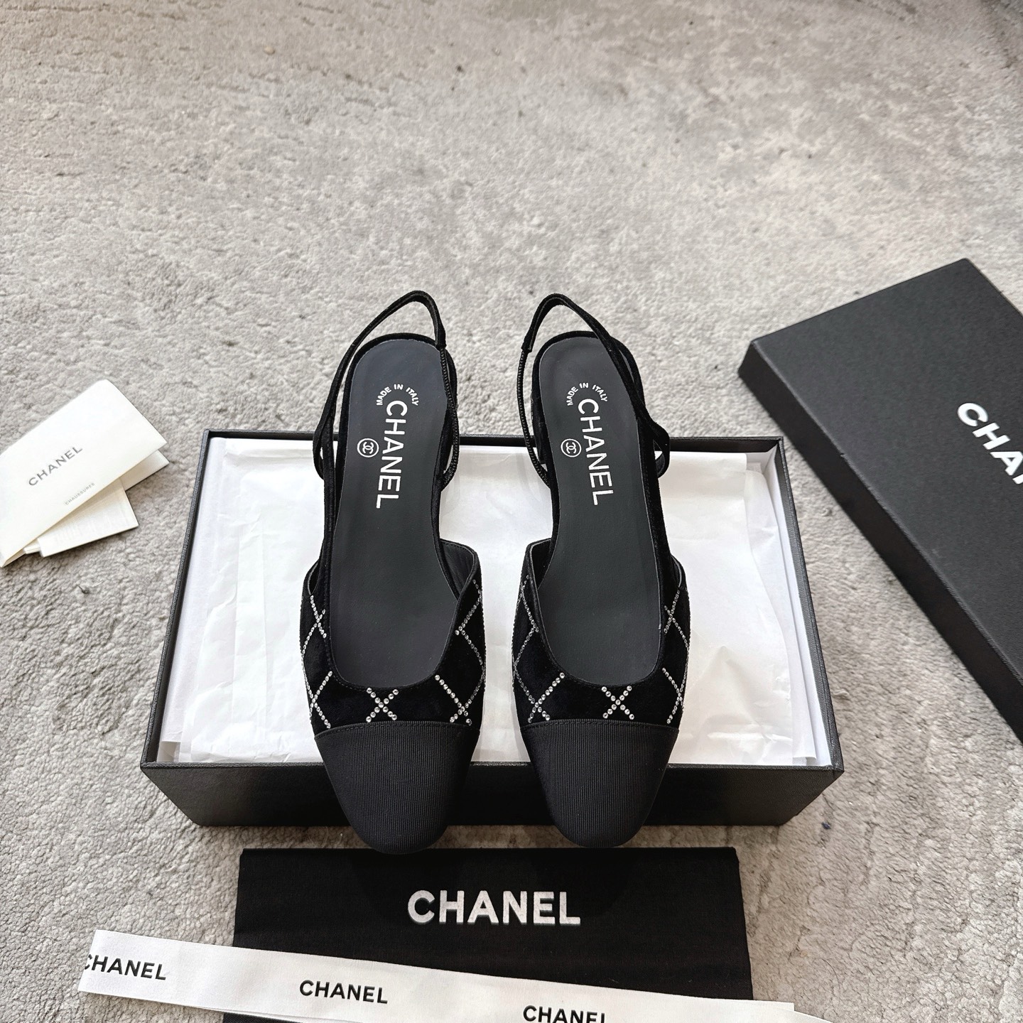 NO:245222,The most beautiful rhinestone sandals on the CHANEL 23C show are all over the sky. Here comes the top counter level - ──────────────────────────────────────────────────────────────────────────────────────────────────────────────────────────────────────────────────────────────�19860909CHANEL 23C秀场最美水钻凉鞋满天星 来了 顶级专柜级- ───── ───── 简单优雅的计设理念诠释了而简美 春季夏主打款、 原定版制水钻拼接进口绸缎 客供定制进口奥钻(非市场通用)精心排钻按照复制 形体、线条、舒适度 精心调试 上乘之作 面料:采用口进混种羊拼接闪亮水钻进口绸缎 内里:原版定制透染羊皮 大底:原版定制意大利进口透染真皮大底 :- (34 40 41 42 43订做),凉鞋,chanel,sandals,sheepskin,silk fabric,Leather soles,Women's Shoes