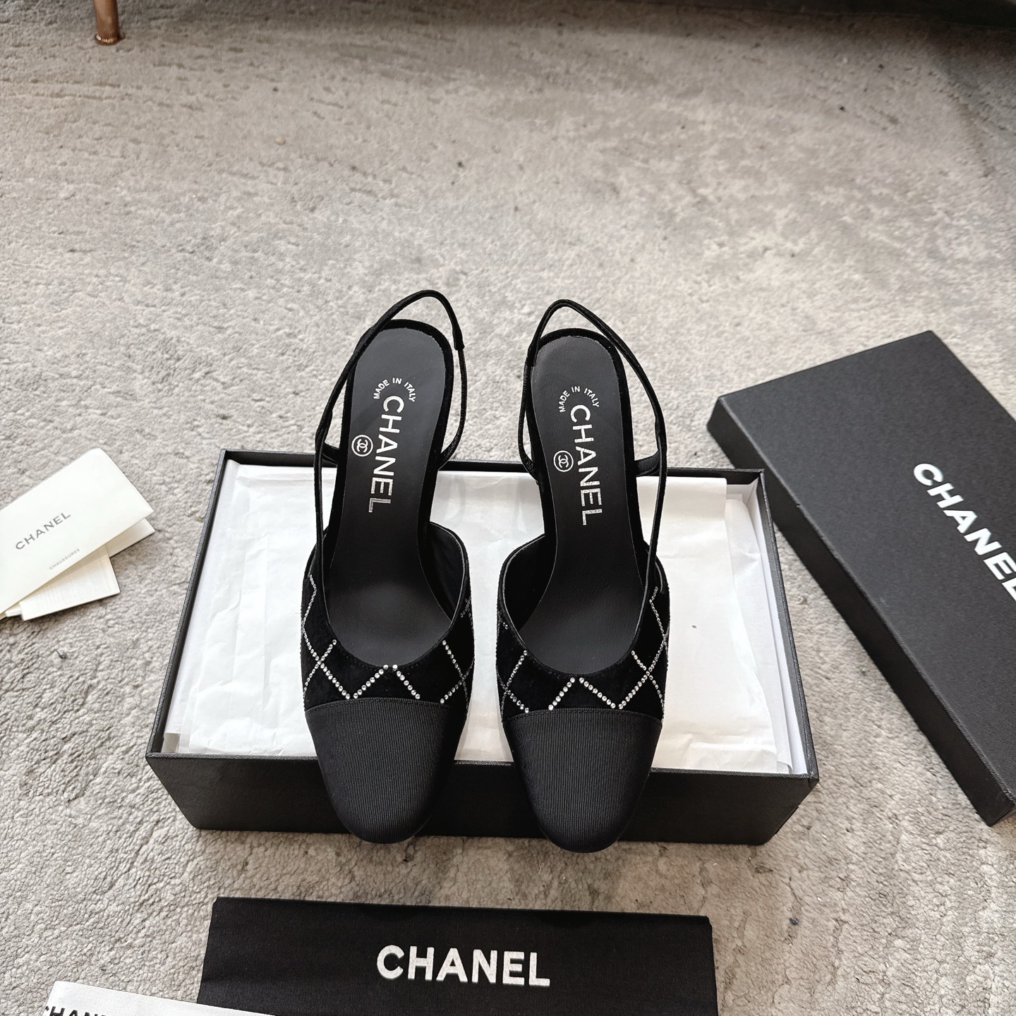 NO:245234,The most beautiful rhinestone sandals on the CHANEL 23C show are all over the sky. Here comes the top counter level - ──────────────────────────────────────────────────────────────────────────────────────────────────────────────────────────────────────────────────────────────�19860909CHANEL 23C秀场最美水钻凉鞋满天星 来了 顶级专柜级- ───── ───── 简单优雅的计设理念诠释了而简美 春季夏主打款、 原定版制水钻拼接进口绸缎 客供定制进口奥钻(非市场通用)精心排钻按照复制 形体、线条、舒适度 精心调试 上乘之作 面料:采用口进混种羊拼接闪亮水钻进口绸缎 内里:原版定制透染羊皮 大底:原版定制意大利进口透染真皮大底 :- (34 40 41 42 43订做),凉鞋,chanel,sandals,sheepskin,silk fabric,Leather soles,Women's Shoes