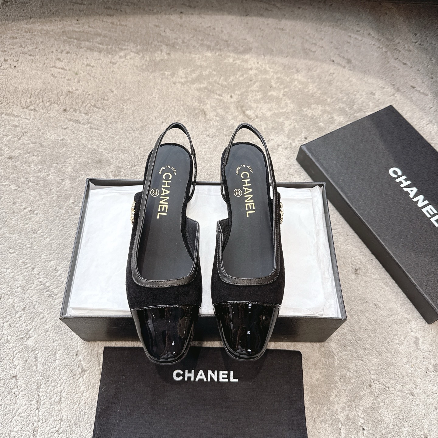 NO:245208,Chanel Chanel - 2025 spring model, top-grade double C sandals for counter This classic design; the extraordinary double C is built with a variety of color matching elements... The diversified mix and match is very beautiful and versatile, and the foot is very light. Comfortable and super delicate and elegant can be taken into consideration at the outdoors... Go material The upper is made of original imported sheepskin. The inner is made of original sheepskin inner. The sole is based on original Italian leather outsole. The counter is made of high-quality packaging for women. 35–40 (customized for 41) 3 colors available (black, blue, white), sandals, chanel, chanel, sandals, sheepskin, Leather soles19860909Chanel香奈儿——2025春款 专柜顶级双C凉鞋 这款经典设计；不平凡的双C拥入了多种配色元素…… 多元化混搭非常好看百搭,上脚非常轻巧 舒适超级秀气优雅的一款户外都能兼顾…… Go 材料 鞋面采用 原版进口羊皮 内里采用 原版羊皮内里 大底根据 原版意大利真皮大底 专柜精品包装全套女35–40（41定做） 3色可选（黑色 蓝色 白色）,凉鞋,chanel,chanel,sandals,sheepskin,Leather soles,Women's Shoes