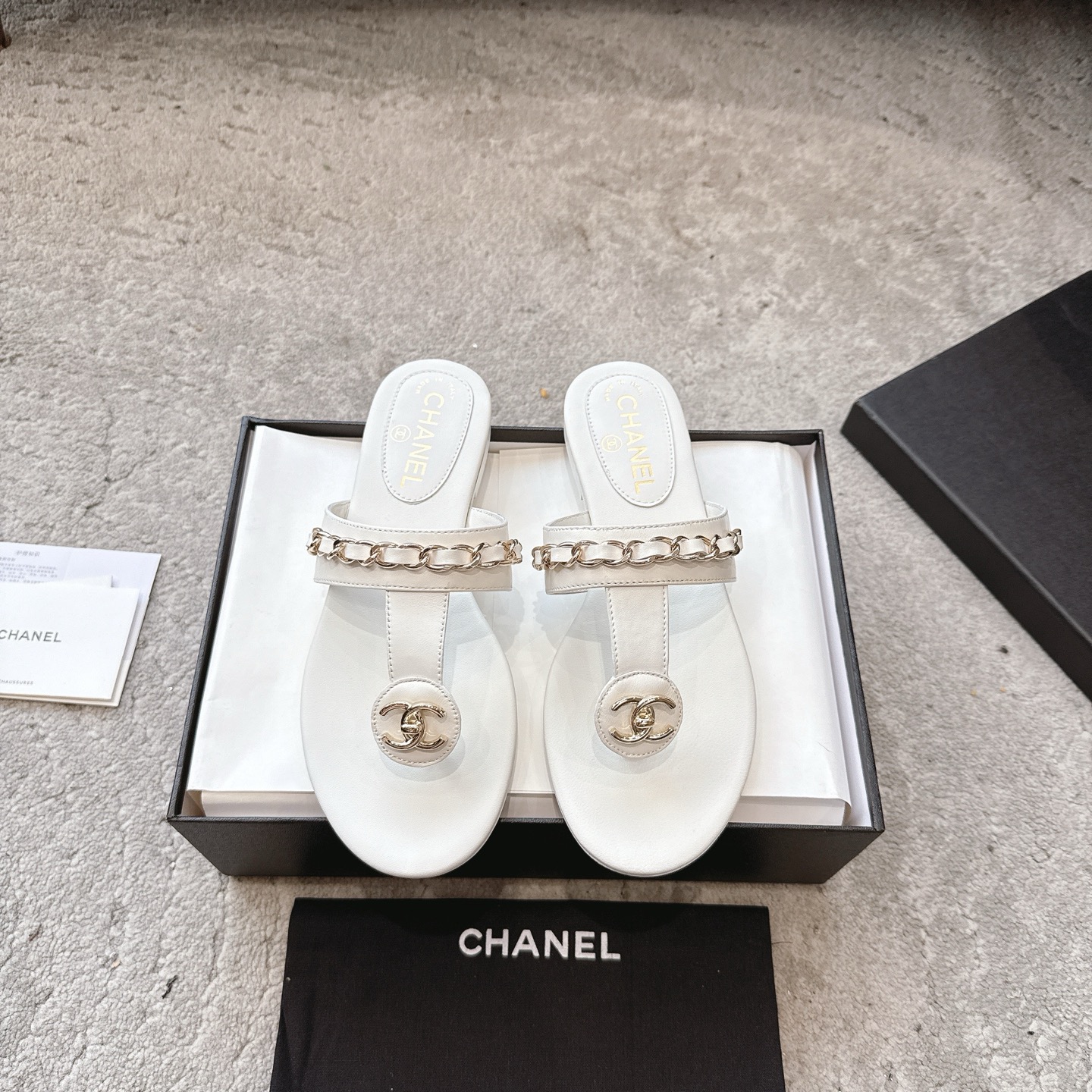 CHANEL 슬리퍼 송아지 가죽 발이 하얗게 보임 우아한 스타일