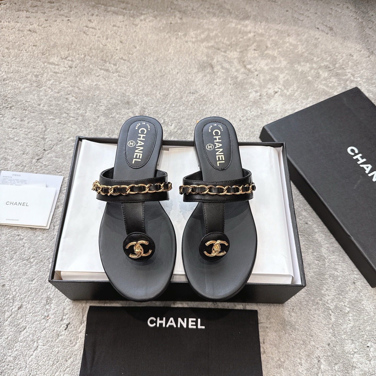 NO:245200,Chanel Chanel - 2025 spring model, top-grade double C sandals for counter This classic design; the extraordinary double C is built with a variety of color matching elements... The diversified mix and match is very beautiful and versatile, and the foot is very light. Comfortable and super delicate and elegant style can be taken into consideration at the outdoors... Go material The upper is made of original imported sheepskin. The inner is made of original sheepskin inner. The sole is based on original Italian leather outsole. The counter is made of high-quality packaging for women 35–40 (customized for 41). Two colors are available (black and white), split-toe shoes, chanel, chanel, sandals, sheepskin, Leather soles19860909Chanel香奈儿——2025春款 专柜顶级双C凉鞋 这款经典设计；不平凡的双C拥入了多种配色元素…… 多元化混搭非常好看百搭,上脚非常轻巧 舒适超级秀气优雅的一款户外都能兼顾…… Go 材料 鞋面采用 原版进口羊皮 内里采用 原版羊皮内里 大底根据 原版意大利真皮大底 专柜精品包装全套女35–40（41定做） 两色可选（黑色 白色）,分趾鞋,chanel,chanel,sandals,sheepskin,Leather soles,Women's Shoes