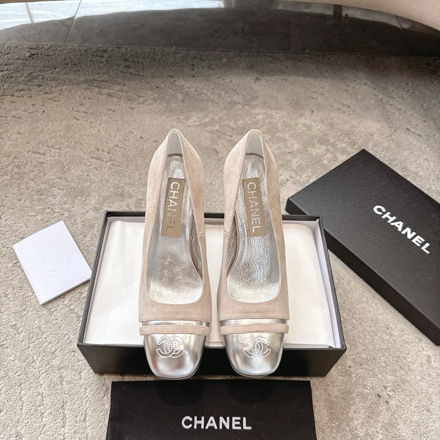 NO:245190,*|Xiaoxiang's new early spring series square-toe thick heel hollow sandals [top purchasing quality of a large manufacturer] Black and gold color combination ~ high-end and noble ~ Grandma Xiang's unique temperament ~ rich daughter's feeling ~ generous and decent ~ very attractive ~ 4cm small thick heel ~ not tired at all ~ feet are too beautiful ~ looks white and slim ~ wear barefoot or match with a long skirt with mid-stockings trousers. They are invincible beauty ~ super temperament ~ fairy shoes!  !  Exclusive original version of the upper 1:1 custom imported sheep velvet golden wool cowhide inner lining // foot pad imported water dye mixed breed sheepskin outsole Italian imported A-grade leather outsole [thick heel height 9.5cm] Different from market currency ~ high-end quality is absolutely different 35, 36, 37, 38, 39 [40 custom made no return and exchange], high heels, sandals, high heels, skirts, cowhide, sheepskin, Leather soles19860909*|小香早春新款系列方头粗跟后空凉鞋【大厂顶级代购品质】 黑金配色～高级贵气感～香奶奶独有的气质～富家千金既视感～大方得体～非常耐看～4cm小粗跟～完全不累脚～上脚太美啦～显白又显瘦～光脚穿或搭配中筒袜长裙子 裤子 都是无敌美～超显气质～妥妥滴仙女鞋！！ 鞋面独家原版1:1定制进口羊反绒金色胎牛皮 内里//垫脚进口水染混种羊皮 大底意大利进口A级真皮大底【粗跟高9.5cm】 区别市场通货～高端品质绝对不一样 35、36、37、38、39【40订做不退换】,高跟鞋单鞋,sandals,high heels,skirts,cowhide,sheepskin,Leather soles,Women's Shoes