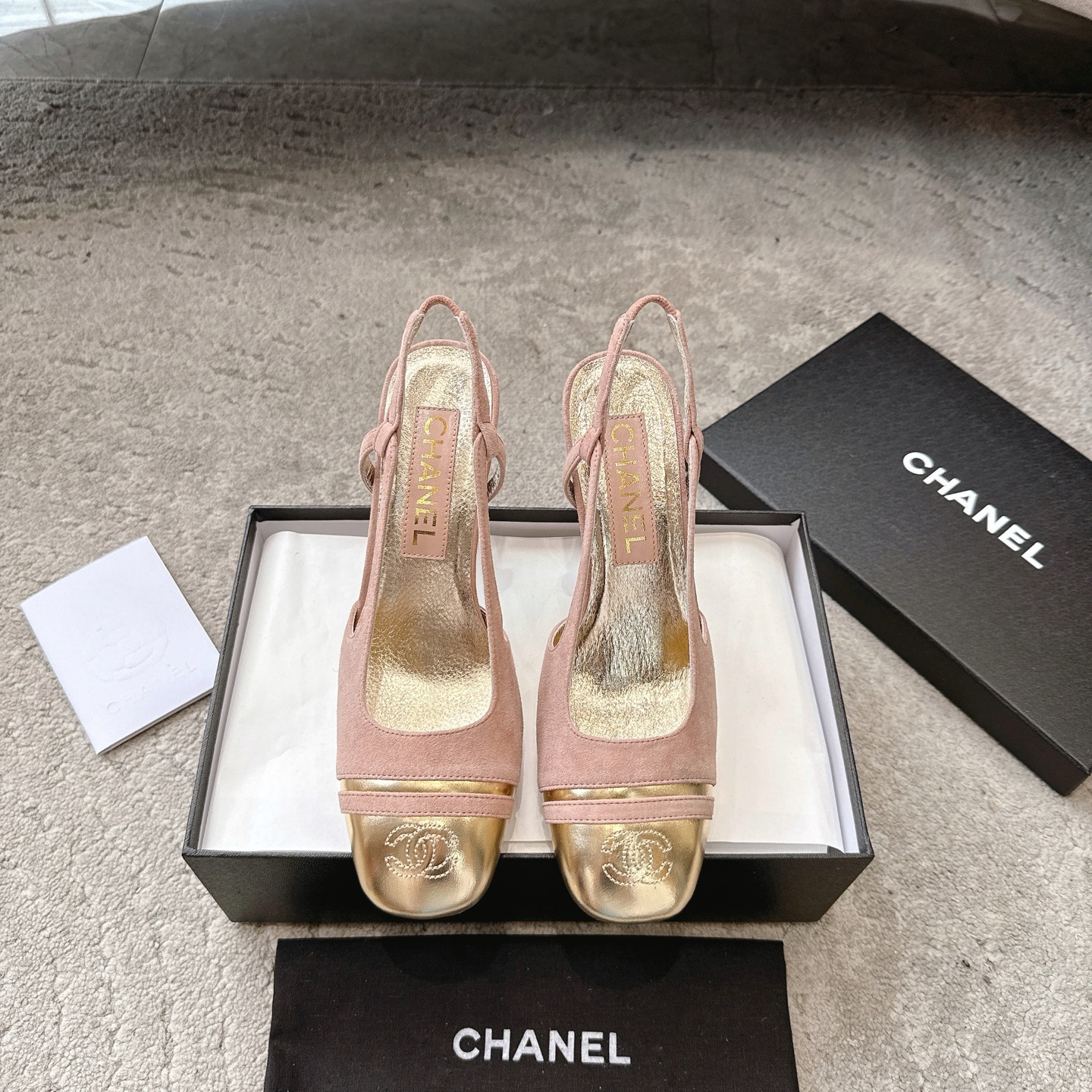 NO:245218,*|Xiaoxiang's new early spring series square-toe thick heel hollow sandals [top purchasing quality of a large manufacturer] Black and gold color combination ~ high-end and noble ~ Grandma Xiang's unique temperament ~ rich daughter's feeling ~ generous and decent ~ very attractive ~ 4cm small thick heel ~ not tired at all ~ feet are too beautiful ~ looks white and slim ~ wear barefoot or match with a long skirt with mid-stockings trousers. They are invincible beauty ~ super temperament ~ fairy shoes!  !  Exclusive original version of the upper 1:1 custom imported sheep velvet golden wool cowhide inner lining // foot pad imported water dye mixed breed sheepskin outsole imported from Italy A-grade leather outsole [thick heel height 9.5cm] Different from market currency ~ high-end quality is absolutely different 35, 36, 37, 38, 39 [40 custom made no return and exchange], sandals, sandals, skirts, cowhide, sheepskin, Leather soles19860909*|小香早春新款系列方头粗跟后空凉鞋【大厂顶级代购品质】 黑金配色～高级贵气感～香奶奶独有的气质～富家千金既视感～大方得体～非常耐看～4cm小粗跟～完全不累脚～上脚太美啦～显白又显瘦～光脚穿或搭配中筒袜长裙子 裤子 都是无敌美～超显气质～妥妥滴仙女鞋！！ 鞋面独家原版1:1定制进口羊反绒金色胎牛皮 内里//垫脚进口水染混种羊皮 大底意大利进口A级真皮大底【粗跟高9.5cm】 区别市场通货～高端品质绝对不一样 35、36、37、38、39【40订做不退换】,凉鞋,sandals,skirts,cowhide,sheepskin,Leather soles,Women's Shoes