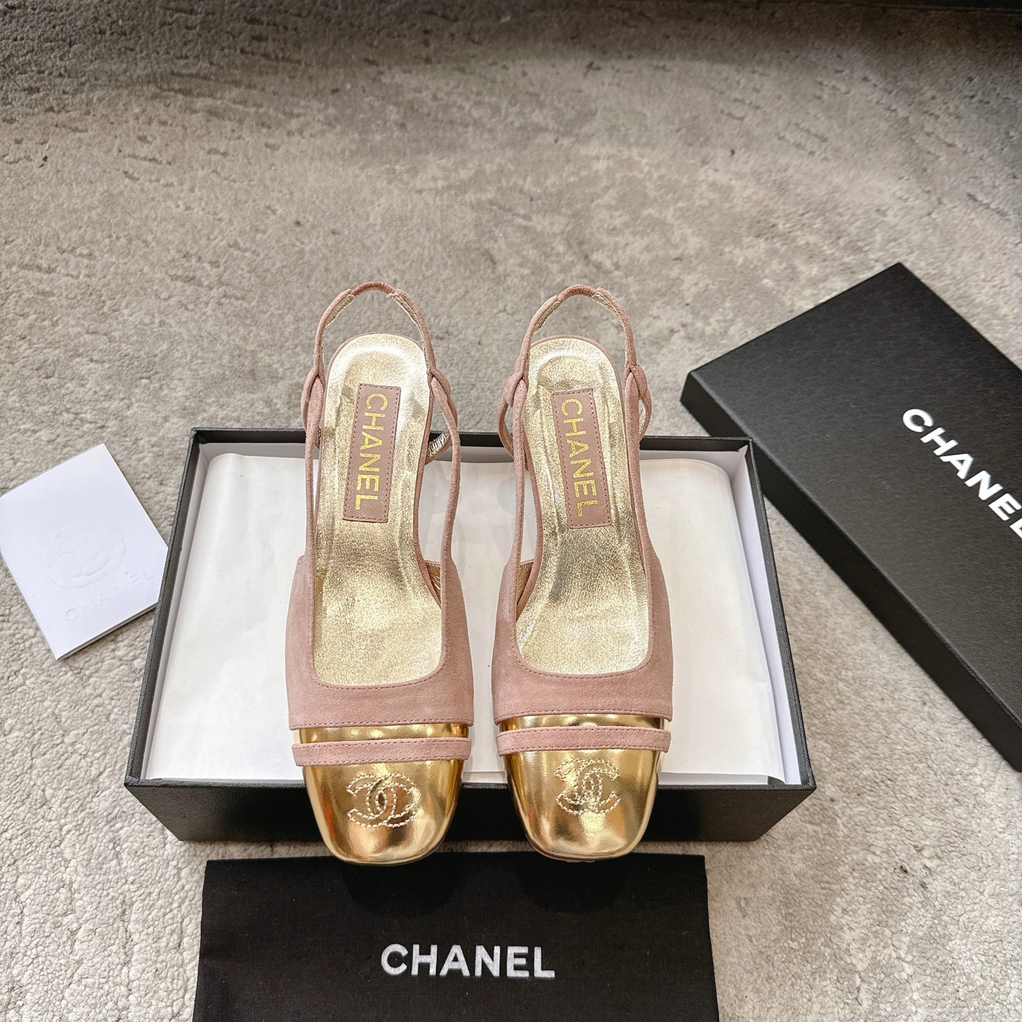 NO:245224,*|Xiaoxiang's new early spring series square-toe thick heel hollow sandals [top purchasing quality of a large manufacturer] Black and gold color combination ~ high-end and noble ~ Grandma Xiang's unique temperament ~ rich daughter's feeling ~ generous and decent ~ very attractive ~ 4cm small thick heel ~ not tired at all ~ feet are too beautiful ~ looks white and slim ~ wear barefoot or match with a long skirt with mid-stockings trousers. They are invincible beauty ~ super temperament ~ fairy shoes!  !  Exclusive original version of the upper 1:1 custom imported sheep velvet golden wool cowhide inner lining // foot pad imported water dye mixed breed sheepskin outsole from Italy imported A-grade leather outsole [short heel height 4.5cm] Different from market currency ~ high-end quality is absolutely different 35, 36, 37, 38, 39 [40 custom made no return and exchange], sandals, sandals, skirts, cowhide, sheepskin, Leather soles19860909*|小香早春新款系列方头粗跟后空凉鞋【大厂顶级代购品质】 黑金配色～高级贵气感～香奶奶独有的气质～富家千金既视感～大方得体～非常耐看～4cm小粗跟～完全不累脚～上脚太美啦～显白又显瘦～光脚穿或搭配中筒袜长裙子 裤子 都是无敌美～超显气质～妥妥滴仙女鞋！！ 鞋面独家原版1:1定制进口羊反绒金色胎牛皮 内里//垫脚进口水染混种羊皮 大底意大利进口A级真皮大底【矮跟高4.5cm】 区别市场通货～高端品质绝对不一样 35、36、37、38、39【40订做不退换】,凉鞋,sandals,skirts,cowhide,sheepskin,Leather soles,Women's Shoes