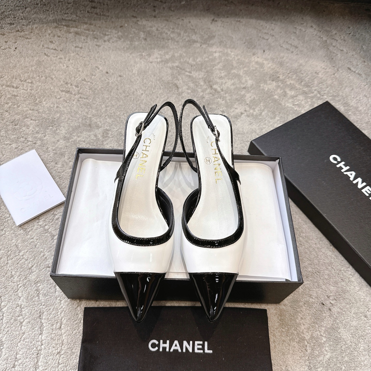 NO:245206,Chanel Chanel - 2025 spring model, top-grade double C sandals for counter This classic design; the extraordinary double C is built with a variety of color matching elements... The diversified mix and match is very beautiful and versatile, and the foot is very light. Comfortable and super delicate and elegant style can be taken into consideration at the outdoors... Go material The upper is made of original imported sheepskin The inner is made of original sheepskin inner. The sole is based on original Italian leather outsole. The counter is made of high-quality packaging for women 35–40 (customized for 41), sandals, chanel, chanel, sandals, sheepskin, Leather soles19860909Chanel香奈儿——2025春款 专柜顶级双C凉鞋 这款经典设计；不平凡的双C拥入了多种配色元素…… 多元化混搭非常好看百搭,上脚非常轻巧 舒适超级秀气优雅的一款户外都能兼顾…… Go 材料 鞋面采用 原版进口羊皮 内里采用 原版羊皮内里 大底根据 原版意大利真皮大底 专柜精品包装全套女35–40（41定做）,凉鞋,chanel,chanel,sandals,sheepskin,Leather soles,Women's Shoes