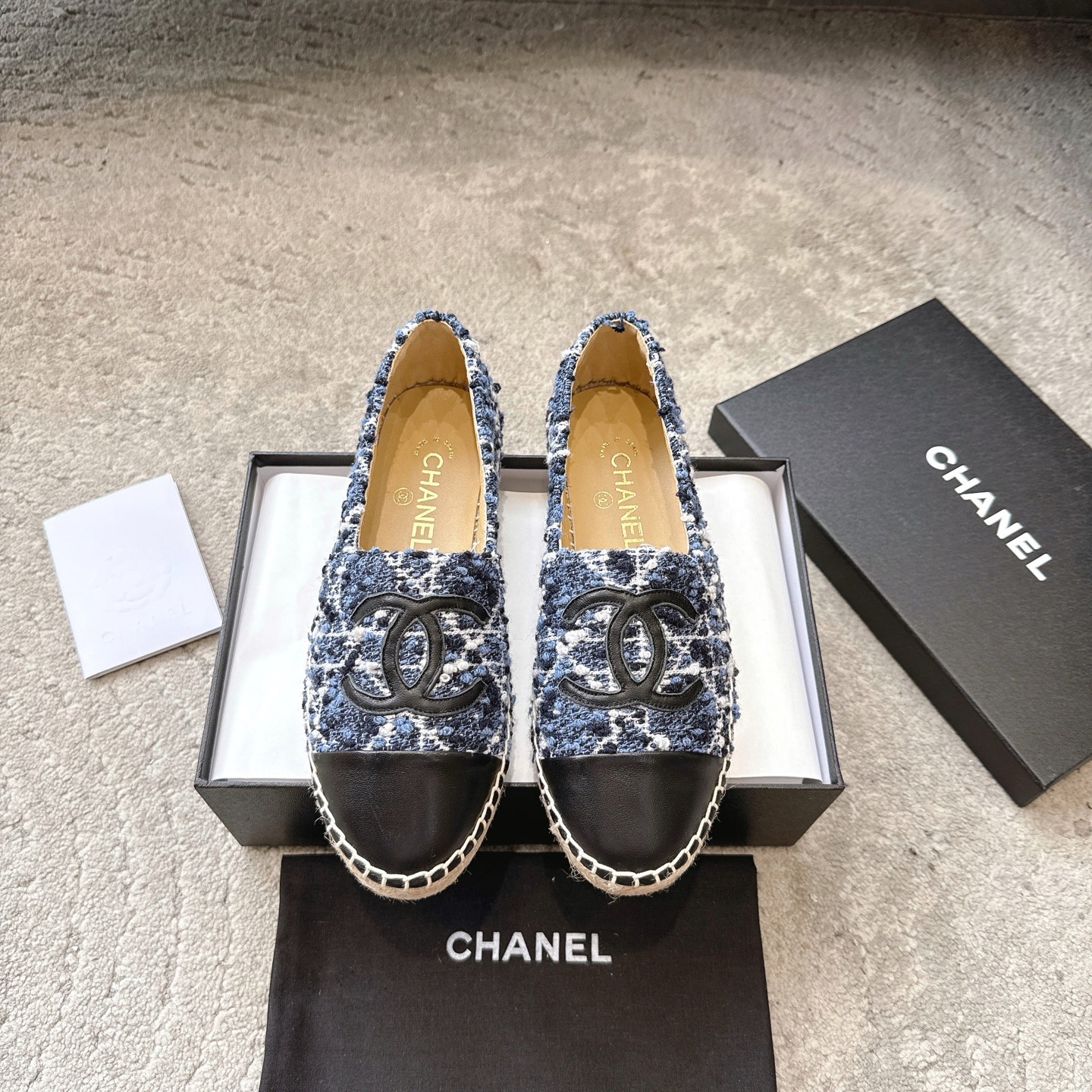 NO:246720,Chanel Fisherman's Shoes A Thousand Years Classic Series The perfect combination of fabric and leather The colorful colors seem to hide spring in the shoes From its launch to the present day, it has been renewed for a long time, and it can be traveled at home. The popularity is fleeting. Classics can be eternal-CHANEL Upper: Original custom counter sheepskin fabric (imported fabric, fabric) Inner, foot pad: Original custom soft lambskin Sole vanilla weaving integrated injection molding Size35-39 (34, 40, 41, 42 custom made without return or exchange), Fisherman's shoes, chanel, espadrilles, espadrilles, sheepskin19860909批 Chanel 渔夫鞋万年经典系列 织物与皮料的完美结合 五彩斑斓的颜色 仿佛把春天藏在了鞋子里 从面世到如今历久弥新 经久不衰 居家旅行皆可 流行稍纵即逝 经典才能永恒——CHANEL 鞋面:原版定制专柜羊皮面料(进口织物、布料) 内里、垫脚:原版定制柔软小羊皮 鞋底香草编织一体注塑成型 Size35-39(34、40、41、42订做不退换),渔夫鞋,chanel,espadrilles,espadrilles,sheepskin,Women's Shoes