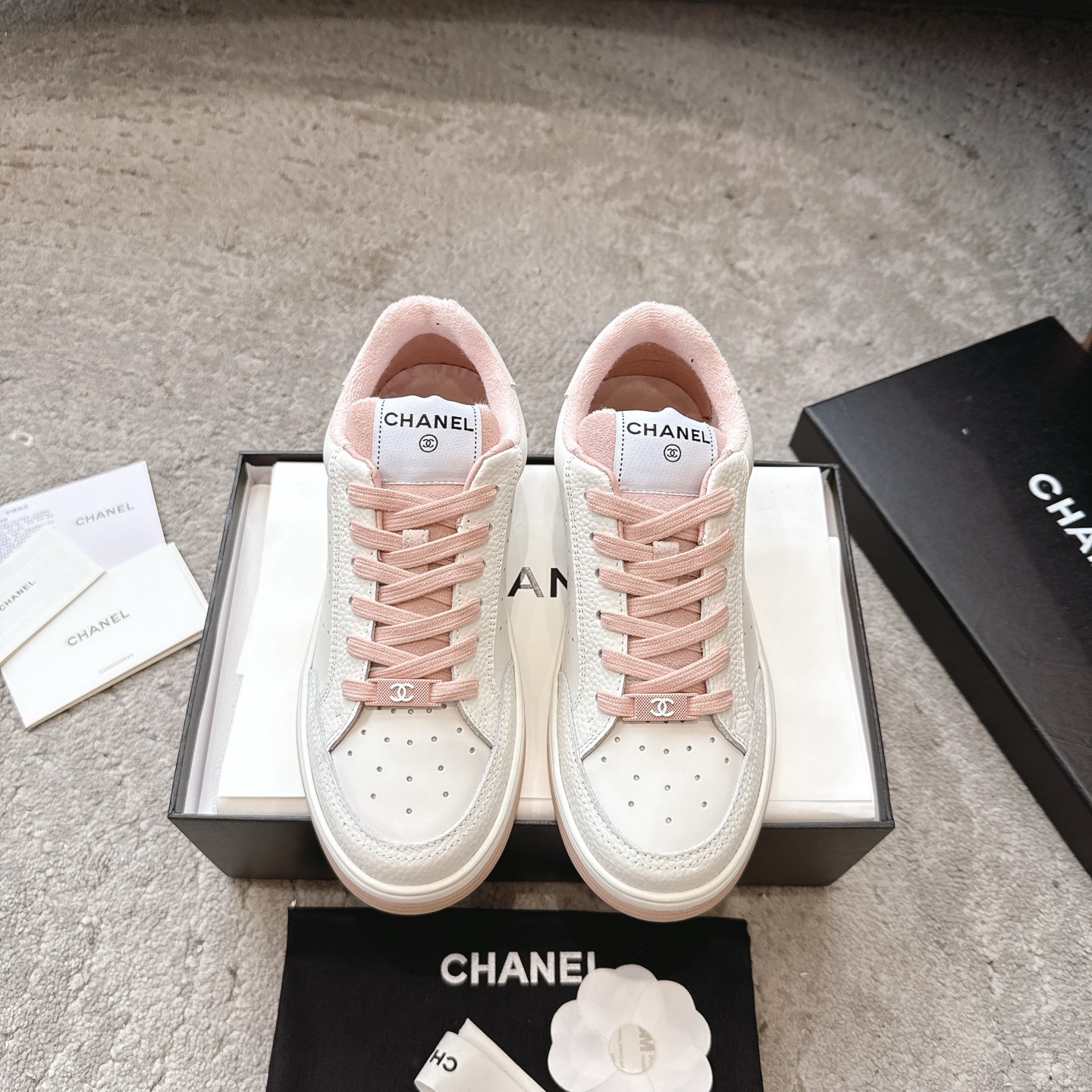 NO:482337,Chanel 25 early spring new sports shoes Rich color combination symbolizes the vitality and vitality of spring, and the air of spring comes to the air. The upper is made of original custom-made elephant pattern calfskin breathable terry cloth TPU combination sole Original development 1:1 Comfortable and lightweight Sizes for women 35-40, casual shoes/sports shoes, chanel, sneakers, cowhide19860909Chanel 25早春新款 运动鞋 丰富的色彩搭配象征着春天的活力与生机 迎面而来春天的气息 鞋面采用原版定制大象纹小牛皮透气毛巾布 TPU组合底 原版开发1:1 舒适又轻盈 码数 女 35－40,休闲鞋/运动鞋,chanel,sneakers,cowhide,Women's Shoes