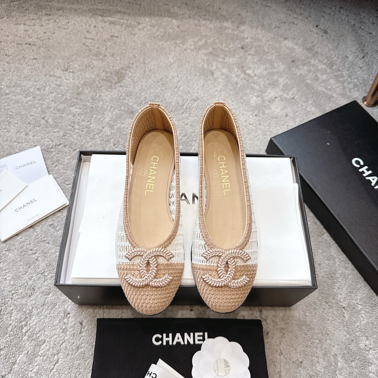 NO:384742,Case Chanel Xiaoxiang C home 25p woven ballet shoes A pair of Rafia woven ballet shoes with closed eyes is out of stock when it is launched. The shoe shape is simple, classic and practical. Various styles can be used as the finishing touch. The moment you see the real thing, the babies will know how excellent it is. A thousand-year-old classic model, a flat-soled small shoes that are popular every year. Celebrities can be photographed everywhere on the foot. Simple color matching, delicate small round toe, an absolute versatile tool. Original customization of fabrics. Floor-padded sheepskin. Original craftsmanship. Italian leather sole. Size 35-39 (34, 40, 41, 42. No return or exchange). Ballet shoes, chanel, chanel, espadrilles, sheepskin19860909批 Chanel 小香C家 25p 编织芭蕾舞鞋 一双闭眼入的拉菲草编芭蕾舞鞋 上市就断货 鞋型简单经典实穿 各种风格搭配都能起到点睛之笔 看到实物的那一刻 宝宝们就知道它有多优秀了 万年经典款,年年都火爆的平底小单鞋 明星网红上脚街拍随处可见,简约的拼色搭配,秀气的小圆头,绝对的百搭利器 面料原版定制编制 垫脚羊皮 大底原版工艺意大利真皮底 码数35-39（34、40 41 42定订不退换),芭蕾舞鞋,chanel,chanel,espadrilles,sheepskin,Women's Shoes