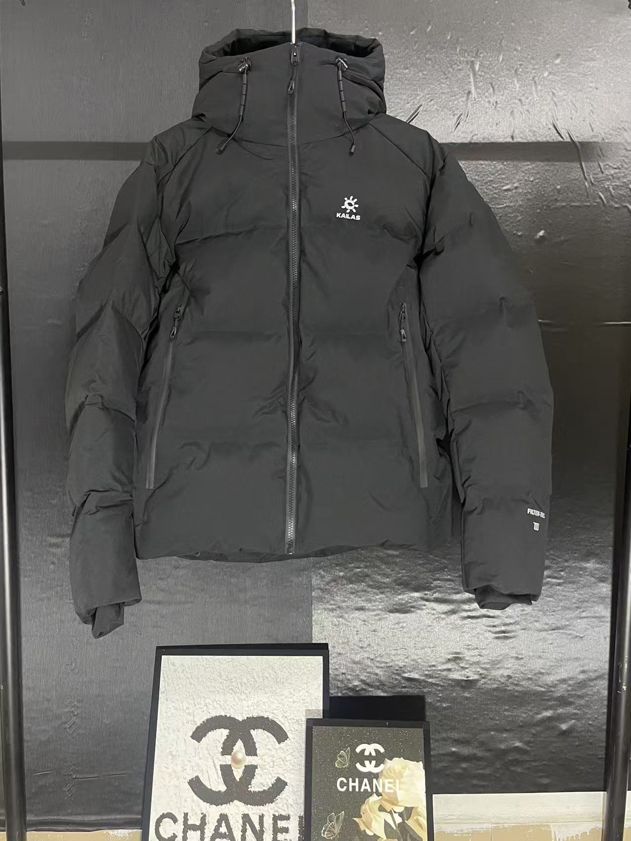 鹅绒达古700蓬鹅绒滑雪服 凯乐石KAILAS 达古 700蓬鹅绒运动户外徒步滑雪旅行防风保暖透气散热连帽羽绒服外套男女同款 颜色:黑,北辰白,风松绿,玫瑰粉,浅云灰 冬季户外抗寒加厚登山防风鹅绒服独家货源 设计理念: 这款凯乐石达古鹅绒服是以中国川西阿坝的达古冰川命名的一款鹅绒服,全气候适应,应对山地四季多变气候及温差满足湿冷环境中的保暖防护需求, 为湿冷天气下徒步登山及山地生活设计,具备高性能保暖科技和防风防小雨功能,当外部冷气入侵,即使汗湿情况下,仍可保持恒定保暖,一款高性能羽绒服为你提供需求. 面料+特点: ✅ 采用原版定制FILTER-TEC科技面料提供防风保护 ✅ 可调节立体充绒防风帽 ✅ 填充700蓬鹅绒,绒子含量达90%,高效保暖 ✅每件衣服充绒量为180g➕以上 ✅两侧拉链插手袋,内里设有拉链口袋和收纳网袋,方便收纳物品 ✅透气拉链设计,快速散热 ✅弹力防风袖口,防止寒气进入 ✅内里洗水友好结构设计,便于清洗 ✅兼具防风抗水、透汽、耐磨等全面防护性能,更好应对徒步穿越中的多变天气挑战 ✅面料采用撞色设计,独特大方 ✅大臂后侧有独特的透气拉链设计,快速散热 ✅ 在户外微雨环境下,能够抵挡水滴,防止渗透,抵御日常油污,拒绝吸收油液体类,易去污,普通洗涤,即可轻易去除污迹 ✅ 抗风,透气,轻微保暖,耐磨 ✅ 三维调节风帽贴脸不漏风,不遮挡 ✅男女同款 版型偏宽松,冬季必备 ✅适合亚洲人群 工艺: ✅这款凯乐石达古鹅绒服是以中国川西阿坝的达古冰川命名的一款鹅绒服,全气候适应,应对山地四季多变气候及温差满足湿冷环境中的保暖防护需求, 为湿冷天气下徒步登山及山地生活设计,具备高性能保暖科技和防风防小雨功能,当外部冷气入侵,即使汗湿情况下,仍可保持恒定保暖,一款高性能羽绒服为你提供需求,兼具防风抗水、透汽、耐磨、运动延展等性能耐久耐候性尤为出色,轻松应对丛林、岩石复杂坏境它是一款低调简约款,上身以后的舒适感一定会惊艳你.