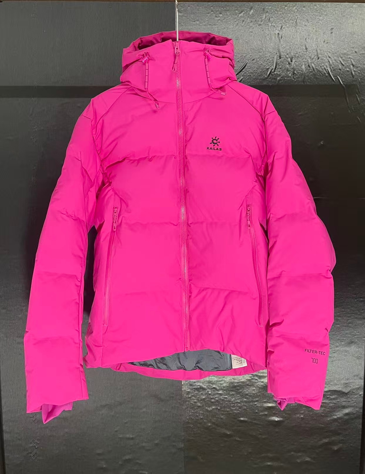 鹅绒达古700蓬鹅绒滑雪服 凯乐石KAILAS 达古 700蓬鹅绒运动户外徒步滑雪旅行防风保暖透气散热连帽羽绒服外套男女同款 颜色:黑,北辰白,风松绿,玫瑰粉,浅云灰 冬季户外抗寒加厚登山防风鹅绒服独家货源 设计理念: 这款凯乐石达古鹅绒服是以中国川西阿坝的达古冰川命名的一款鹅绒服,全气候适应,应对山地四季多变气候及温差满足湿冷环境中的保暖防护需求, 为湿冷天气下徒步登山及山地生活设计,具备高性能保暖科技和防风防小雨功能,当外部冷气入侵,即使汗湿情况下,仍可保持恒定保暖,一款高性能羽绒服为你提供需求. 面料+特点: ✅ 采用原版定制FILTER-TEC科技面料提供防风保护 ✅ 可调节立体充绒防风帽 ✅ 填充700蓬鹅绒,绒子含量达90%,高效保暖 ✅每件衣服充绒量为180g➕以上 ✅两侧拉链插手袋,内里设有拉链口袋和收纳网袋,方便收纳物品 ✅透气拉链设计,快速散热 ✅弹力防风袖口,防止寒气进入 ✅内里洗水友好结构设计,便于清洗 ✅兼具防风抗水、透汽、耐磨等全面防护性能,更好应对徒步穿越中的多变天气挑战 ✅面料采用撞色设计,独特大方 ✅大臂后侧有独特的透气拉链设计,快速散热 ✅ 在户外微雨环境下,能够抵挡水滴,防止渗透,抵御日常油污,拒绝吸收油液体类,易去污,普通洗涤,即可轻易去除污迹 ✅ 抗风,透气,轻微保暖,耐磨 ✅ 三维调节风帽贴脸不漏风,不遮挡 ✅男女同款 版型偏宽松,冬季必备 ✅适合亚洲人群 工艺: ✅这款凯乐石达古鹅绒服是以中国川西阿坝的达古冰川命名的一款鹅绒服,全气候适应,应对山地四季多变气候及温差满足湿冷环境中的保暖防护需求, 为湿冷天气下徒步登山及山地生活设计,具备高性能保暖科技和防风防小雨功能,当外部冷气入侵,即使汗湿情况下,仍可保持恒定保暖,一款高性能羽绒服为你提供需求,兼具防风抗水、透汽、耐磨、运动延展等性能耐久耐候性尤为出色,轻松应对丛林、岩石复杂坏境它是一款低调简约款,上身以后的舒适感一定会惊艳你.