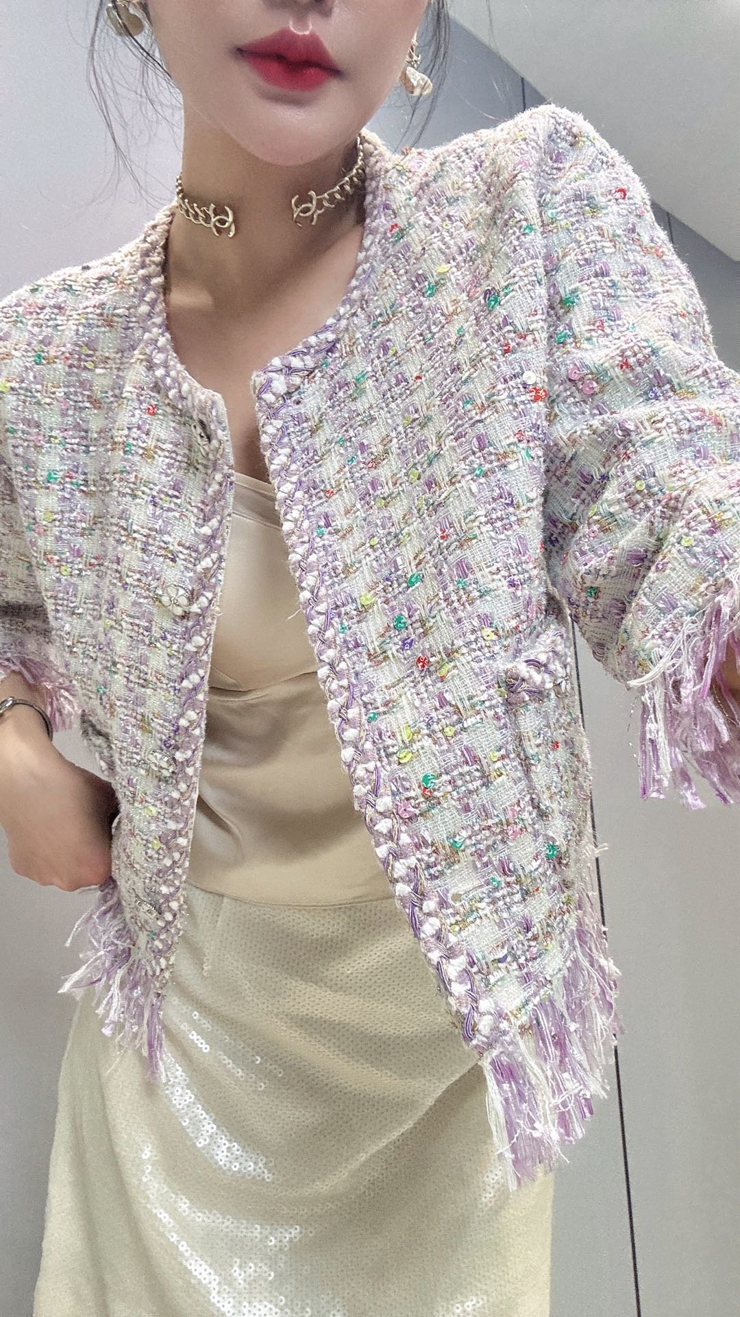 新款上新????????CC春夏新款流苏外套，超美腻的淡紫色，看了都觉得心情好，定制编织面料彩色珠片混合亮丝线，精致小细节，一色三码 SML
