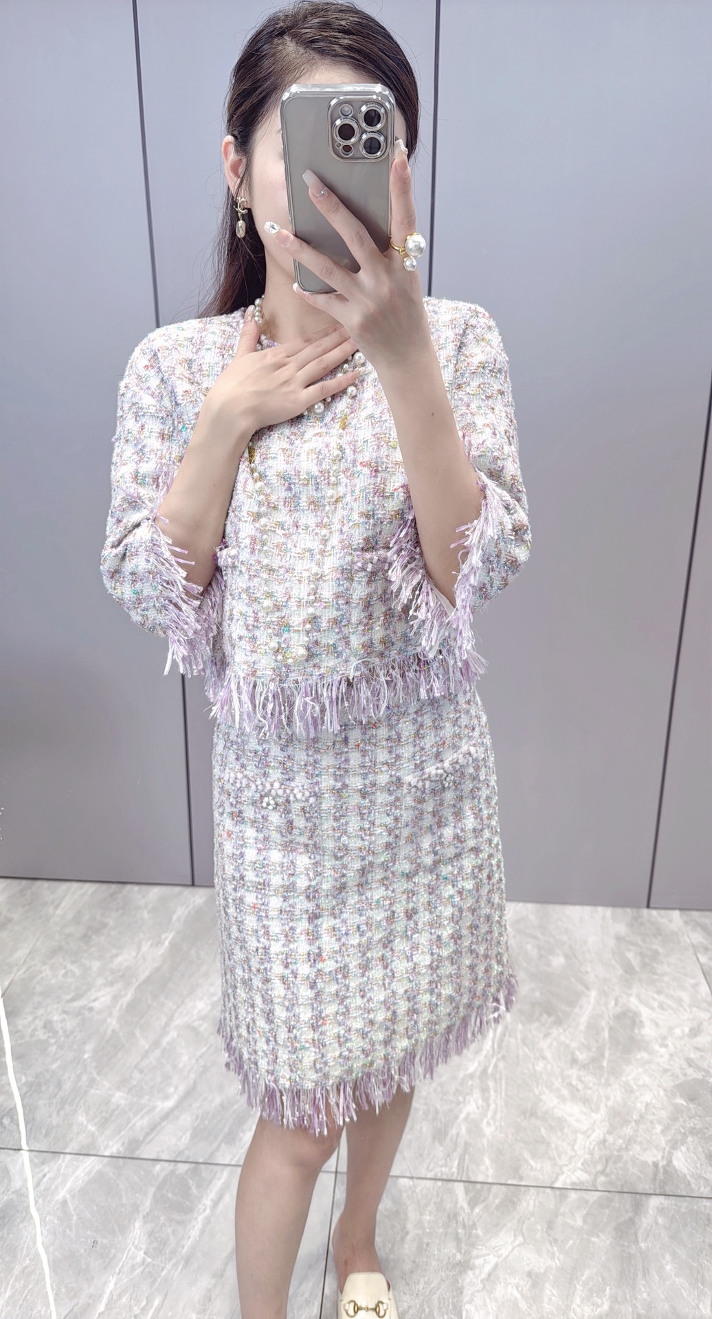新款上新????????CC春夏新款流苏系列套裙，超美腻的淡紫色，看了都觉得心情好，定制编织面料彩色珠片混合亮丝线，精致小细节，一色三码 SML