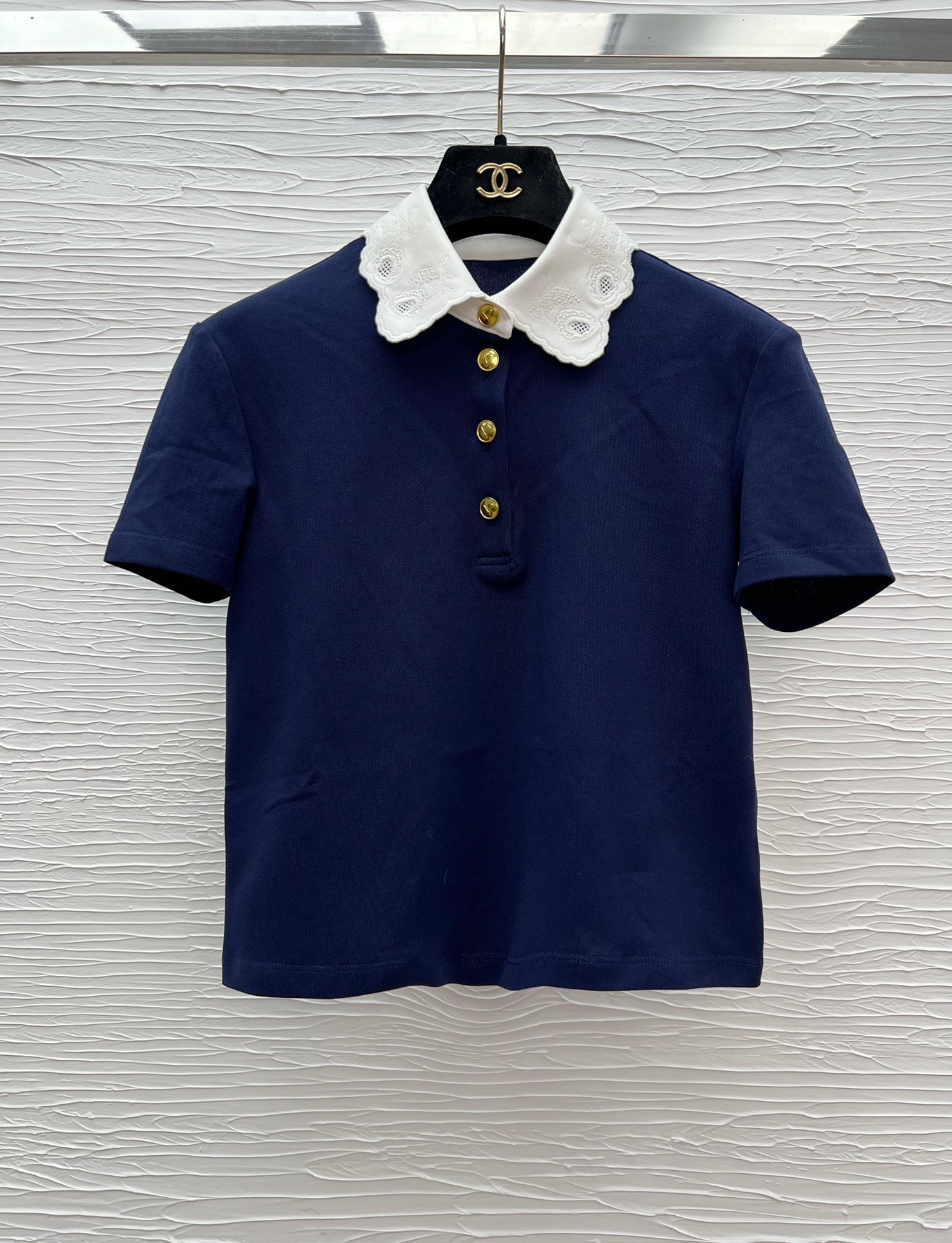 NO:315311,New VT25 spring and summer new short-sleeved top, lace small lapel design with gold embellishment, exquisite age-reducing style, two colors and three codes, spot shipment SM, T-shirt, alexander wang19860909新款上新VT25春夏新款短袖上衣,花边小翻领设计搭配金口点缀,精致减龄风,两色三码 现货发 SM,,T-shirt,alexander wang,Women's clothing