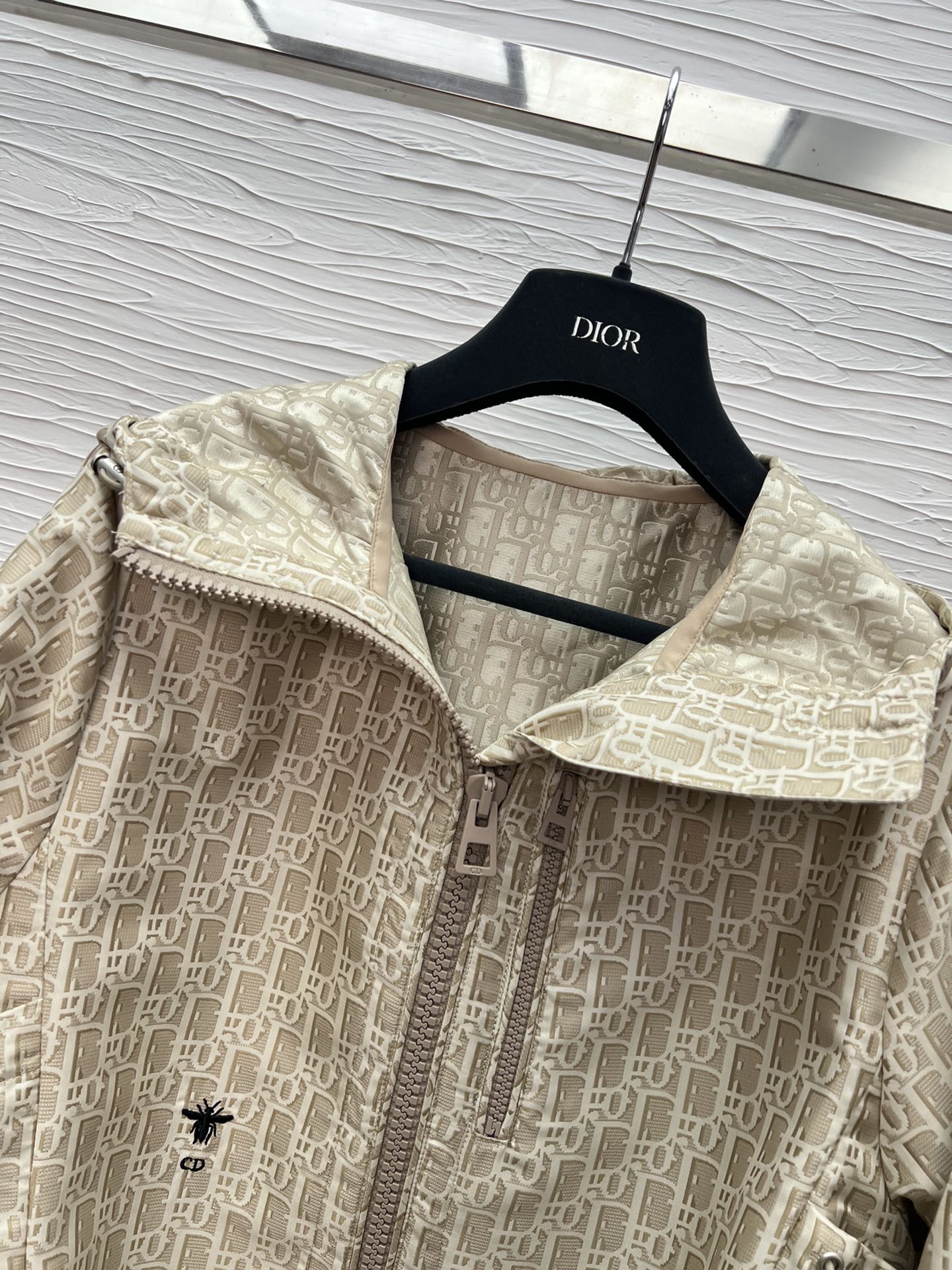 Dior Oblique Jacquard Cropped Hooded Jacket with Bee Embroidery 8 i1743404342 3782 8