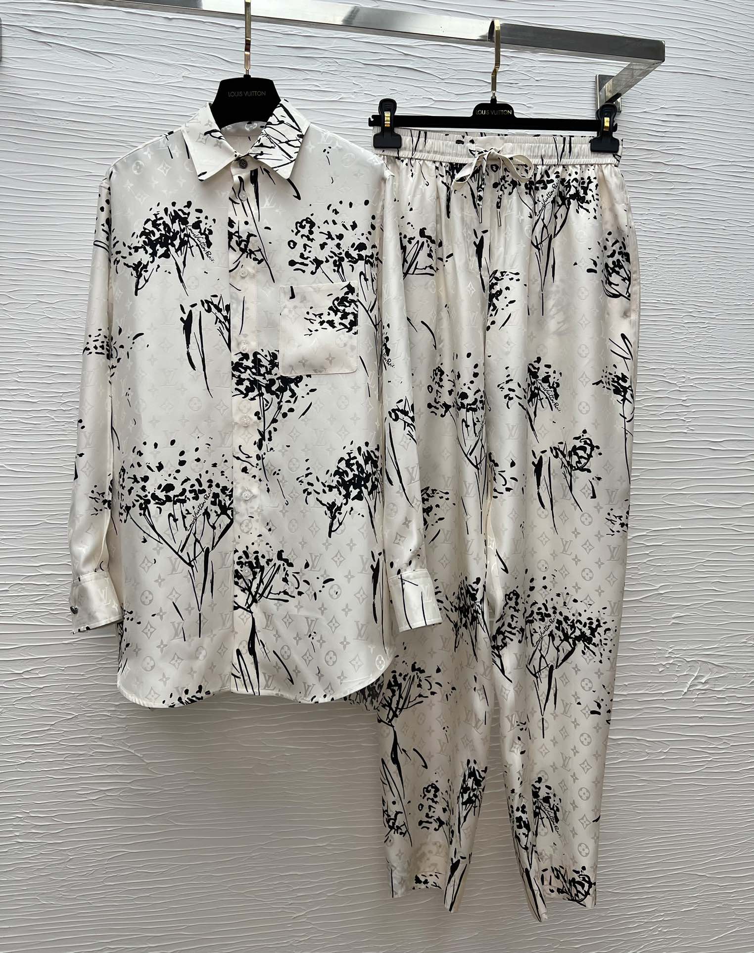 LV Spring/Summer Silk Set - Luxurious Logo Print, Black & White, Three Sizes 7 i1743681764 6939 4