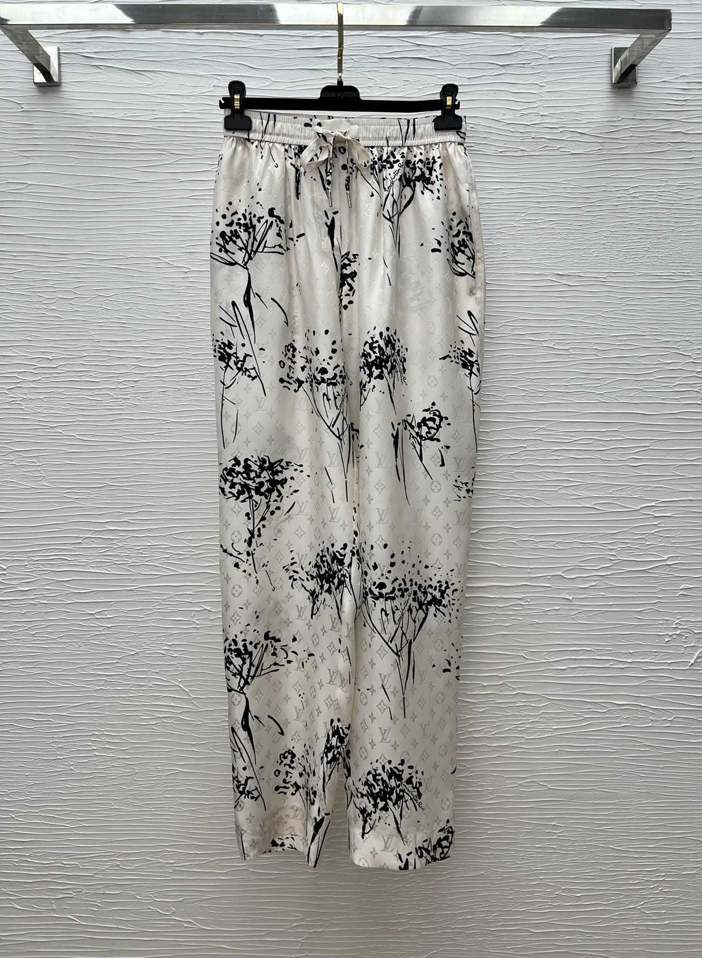 LV Spring/Summer Silk Set - Luxurious Logo Print, Black & White, Three Sizes 9 i1743681764 6983 5