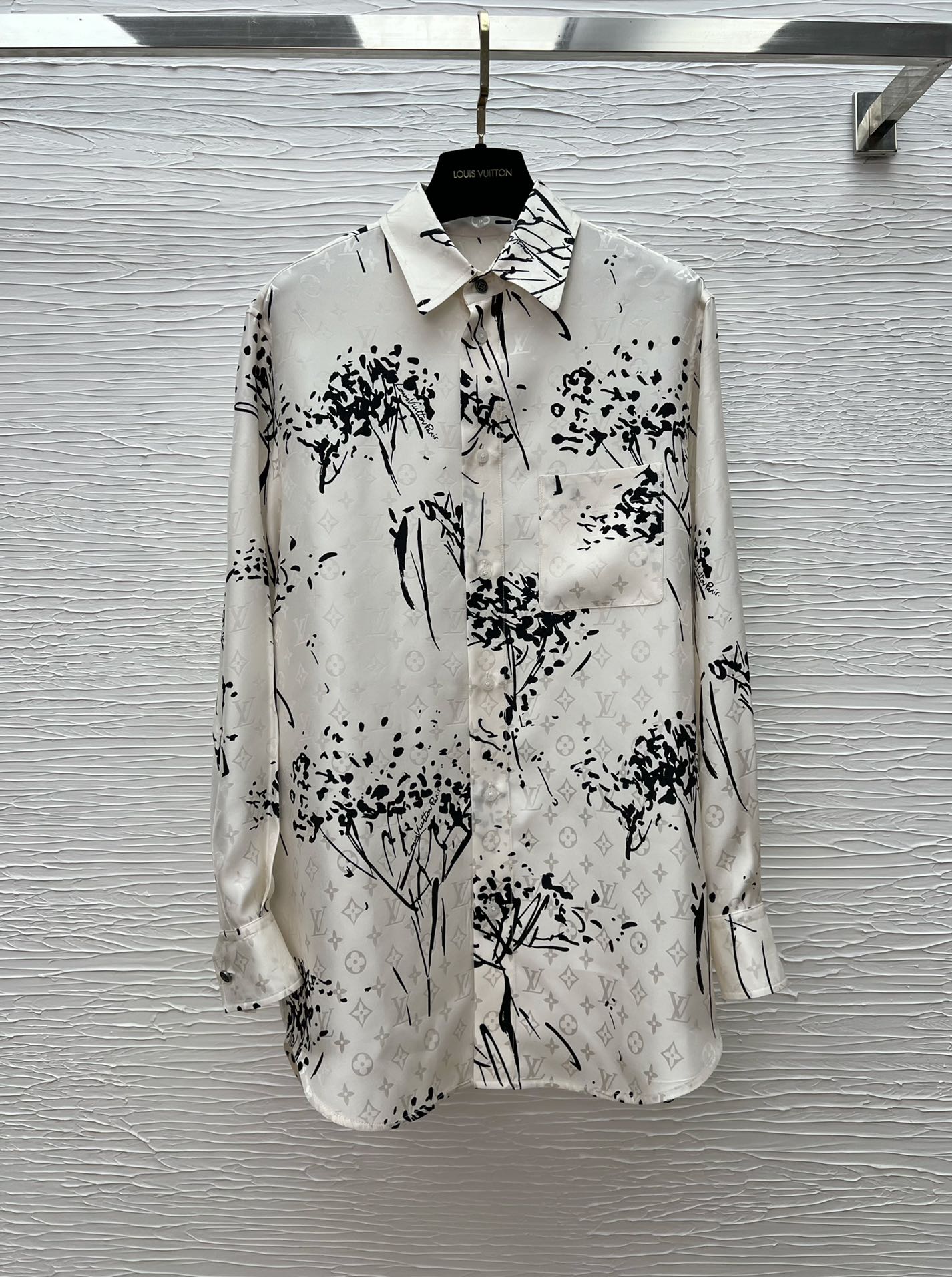LV Spring/Summer Silk Set - Luxurious Logo Print, Black & White, Three Sizes 8 i1743681764 749 1