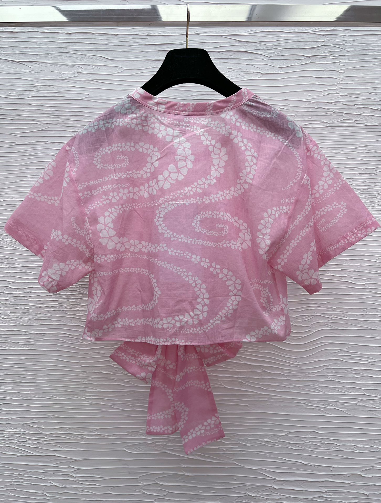 Chanel 25SS Short Blouse: Snake & Camellia Print, Tie-Waist Design, Two Colors 6 i1749461460 1760 4