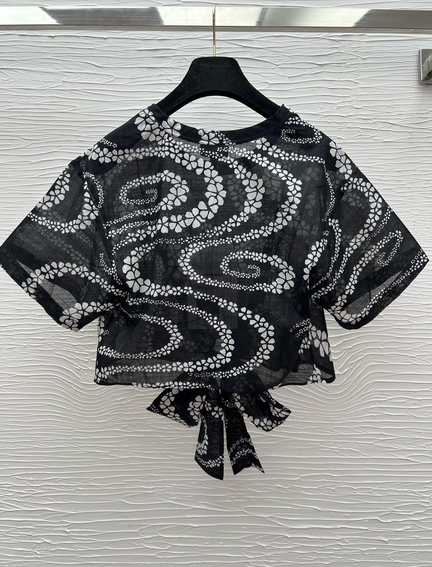 Chanel 25SS Short Blouse: Snake & Camellia Print, Tie-Waist Design, Two Colors 4 i1749461460 17 0
