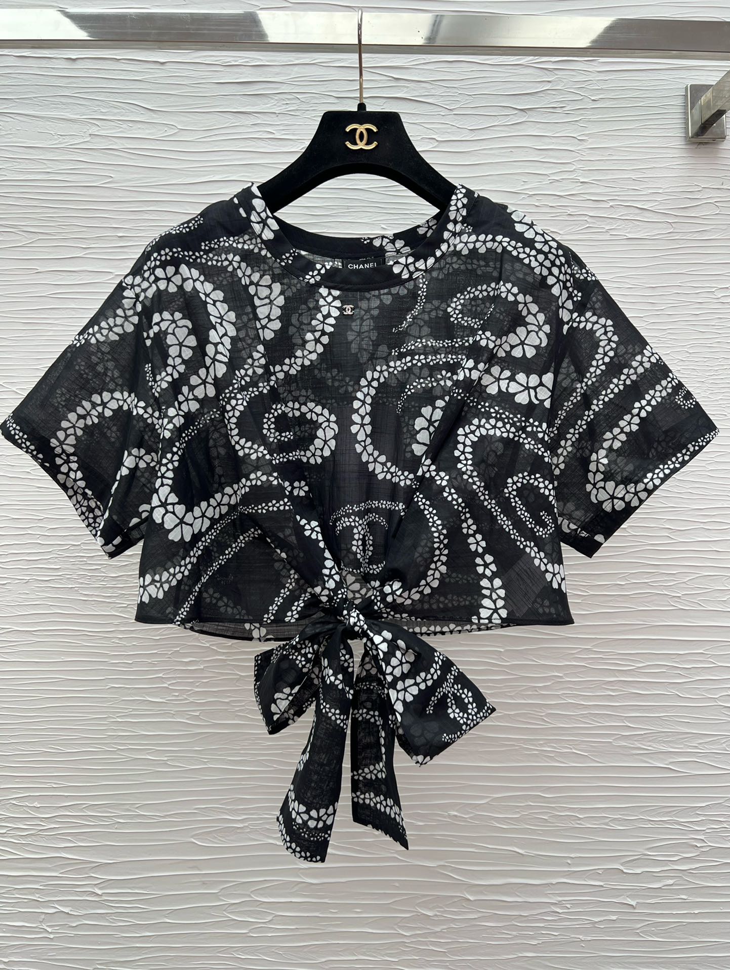 Chanel 25SS Short Blouse: Snake & Camellia Print, Tie-Waist Design, Two Colors 3 i1749461460 3919 1