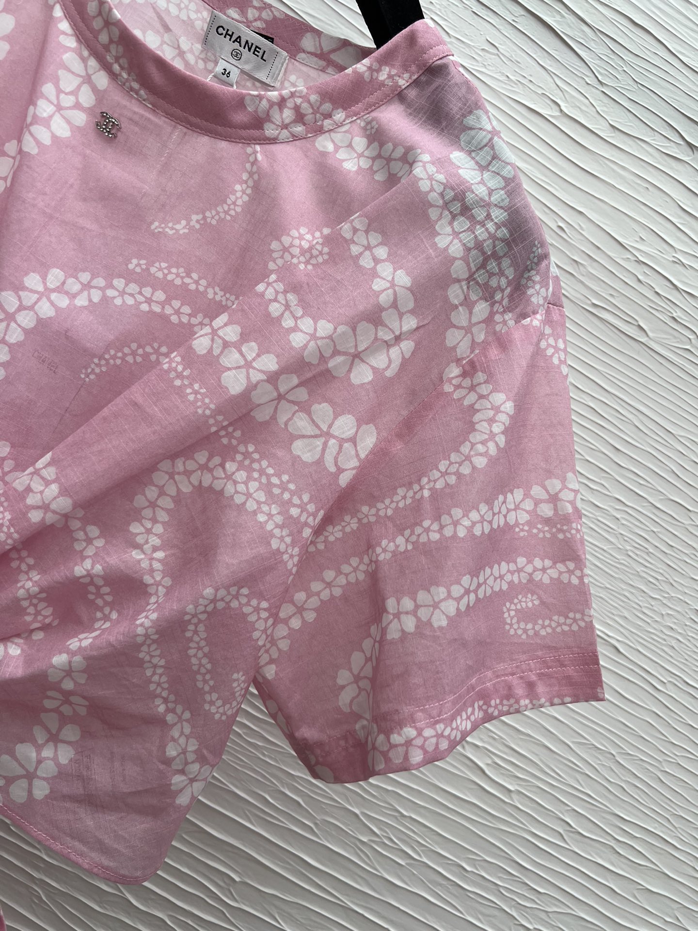 Chanel 25SS Short Blouse: Snake & Camellia Print, Tie-Waist Design, Two Colors 9 i1749461460 4767 2
