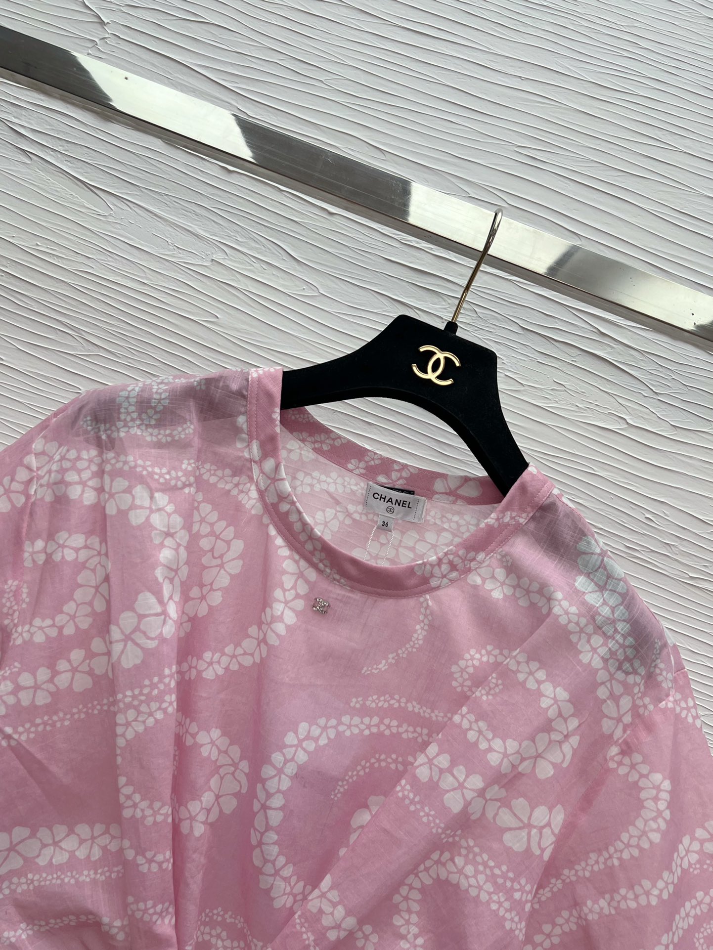 Chanel 25SS Short Blouse: Snake & Camellia Print, Tie-Waist Design, Two Colors 7 i1749461460 5135 5