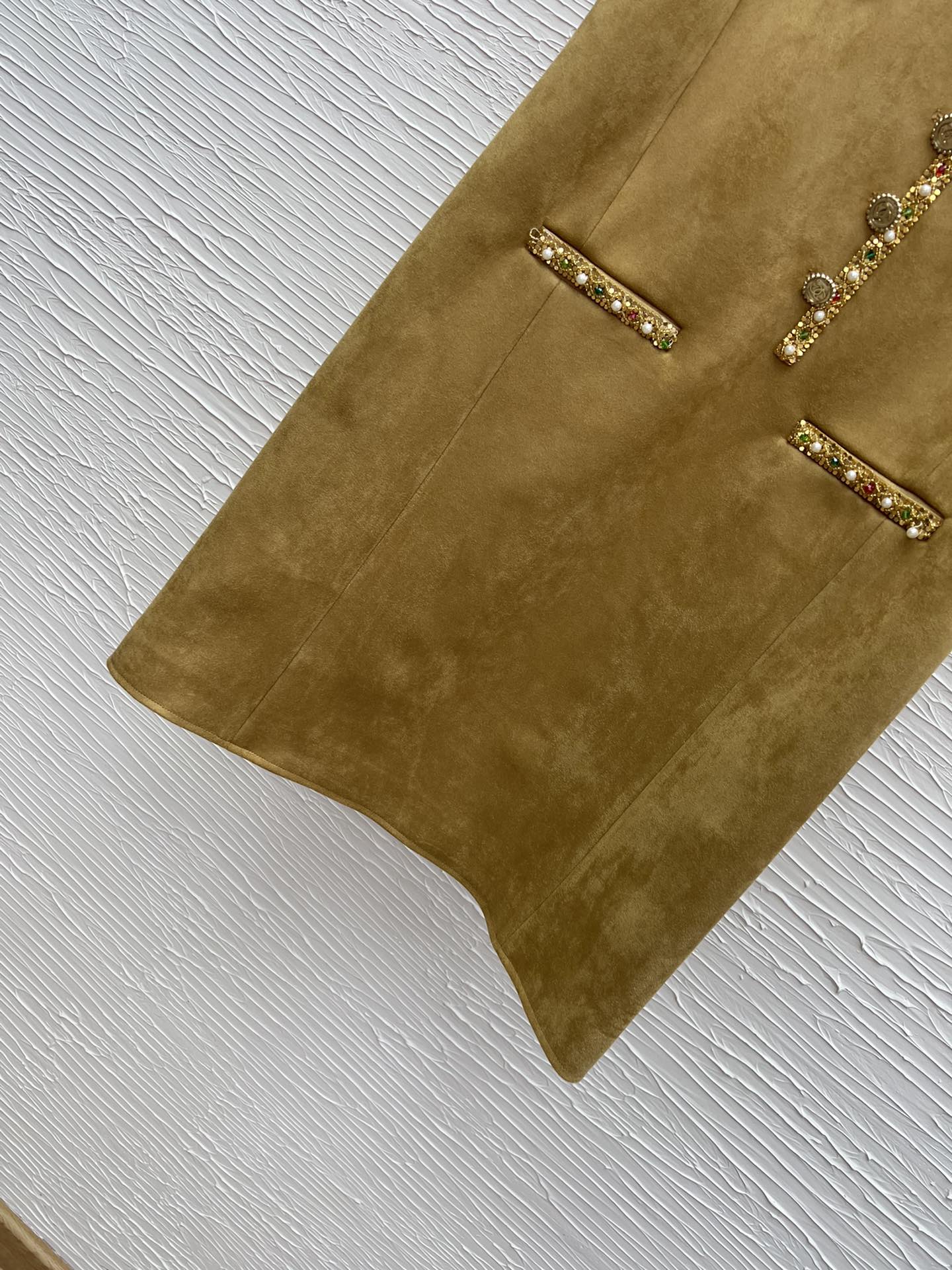 Elegant Sheath Dress with Gold Logo Buckle and Pearl Chain Detail - New Collection 7 i1750592352 345 0