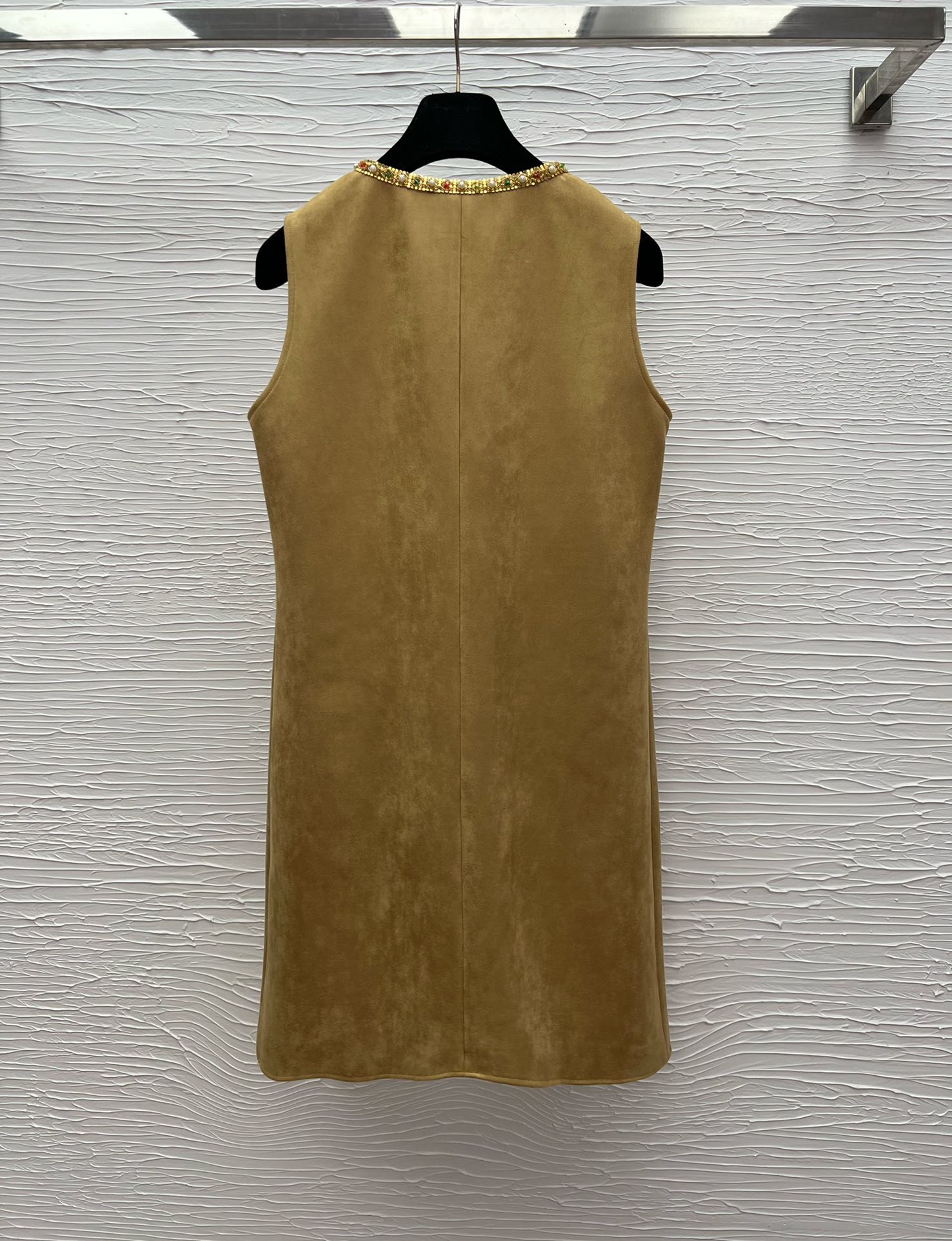 Elegant Sheath Dress with Gold Logo Buckle and Pearl Chain Detail - New Collection 5 i1750592353 24 8