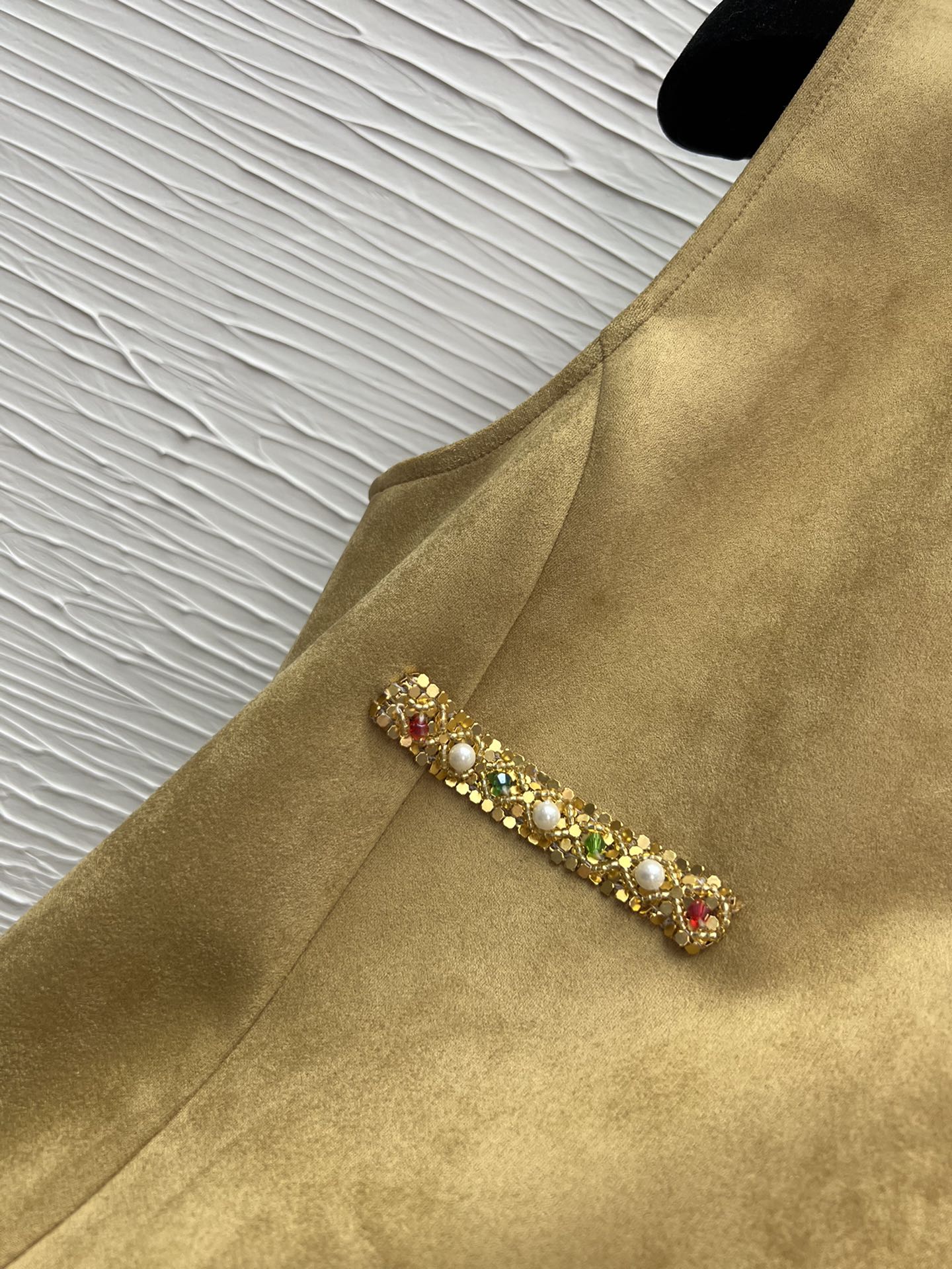Elegant Sheath Dress with Gold Logo Buckle and Pearl Chain Detail - New Collection 9 i1750592353 6424 3