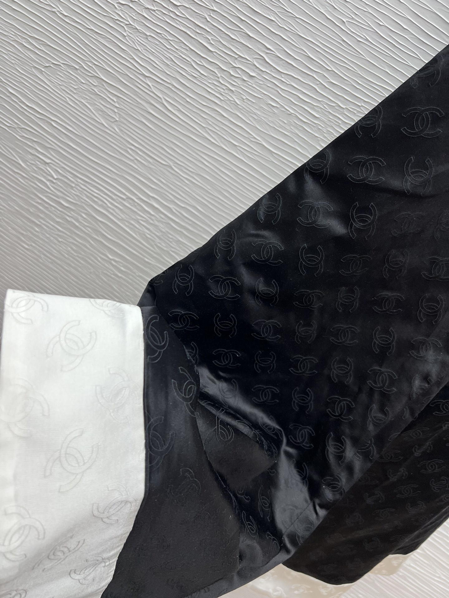 Chanel 25A High Fashion Wide-Leg Silk Pants with Gold Logo Buttons 9 i1752231001 1589 3