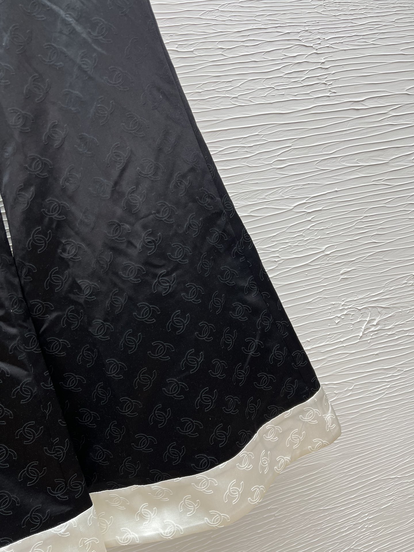 Chanel 25A High Fashion Wide-Leg Silk Pants with Gold Logo Buttons 8 i1752231001 1915 4