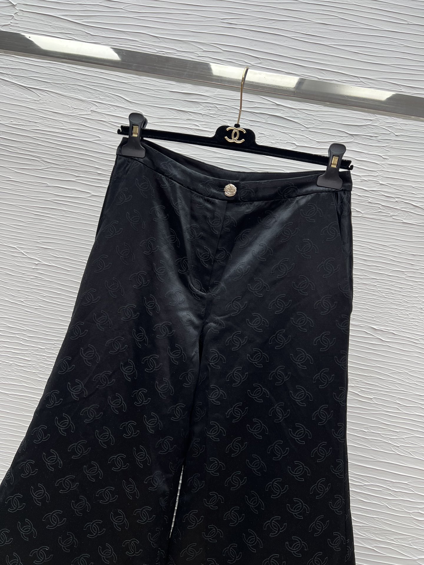 Chanel 25A High Fashion Wide-Leg Silk Pants with Gold Logo Buttons 5 i1752231001 5648 0
