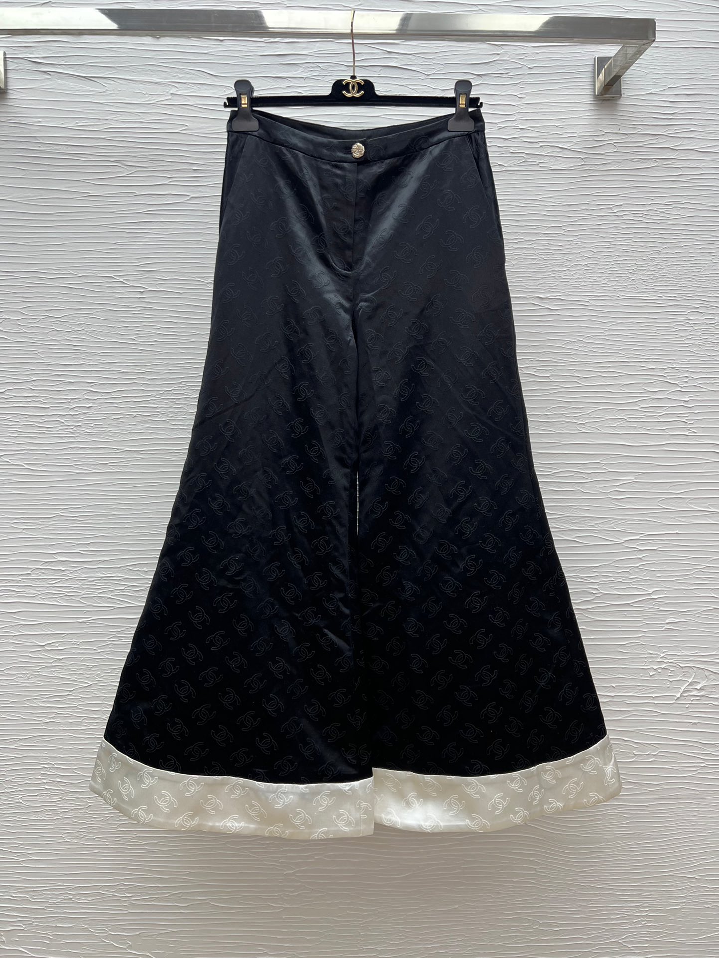 Chanel 25A High Fashion Wide-Leg Silk Pants with Gold Logo Buttons 3 i1752231001 6485 1