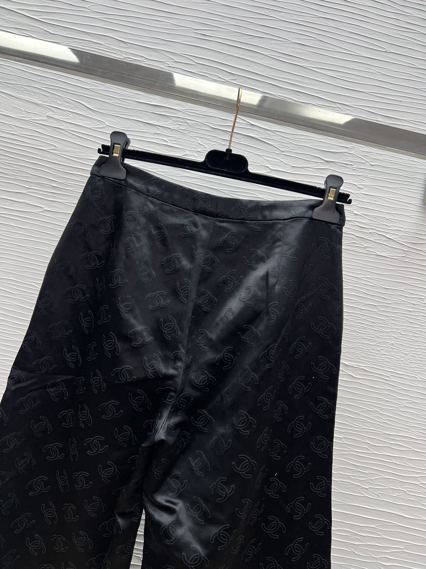 Chanel 25A High Fashion Wide-Leg Silk Pants with Gold Logo Buttons 10 i1752231001 8907 5
