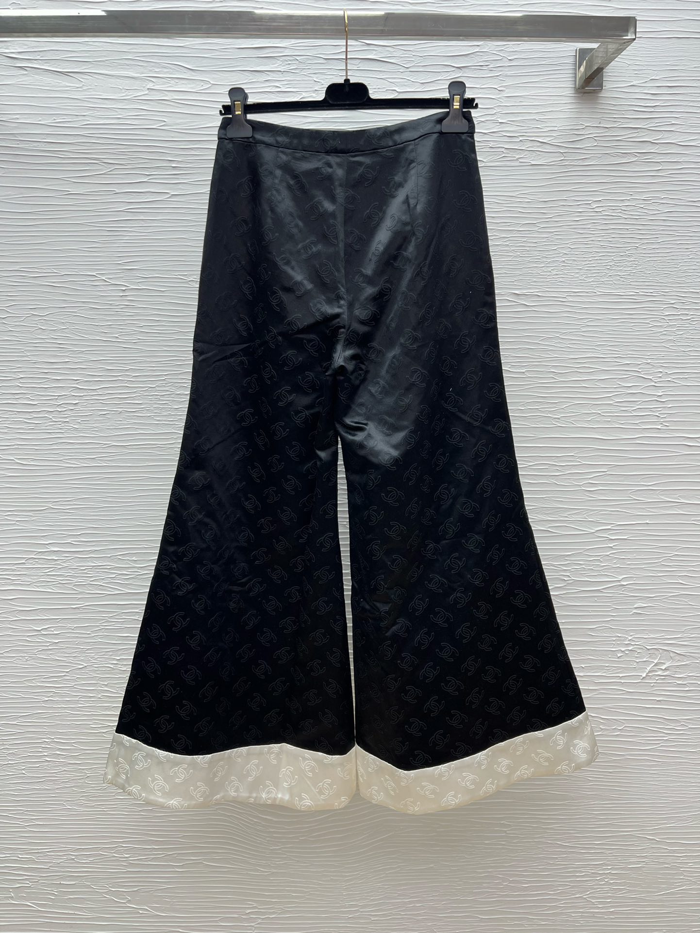 Chanel 25A High Fashion Wide-Leg Silk Pants with Gold Logo Buttons 4 i1752231002 4194 6
