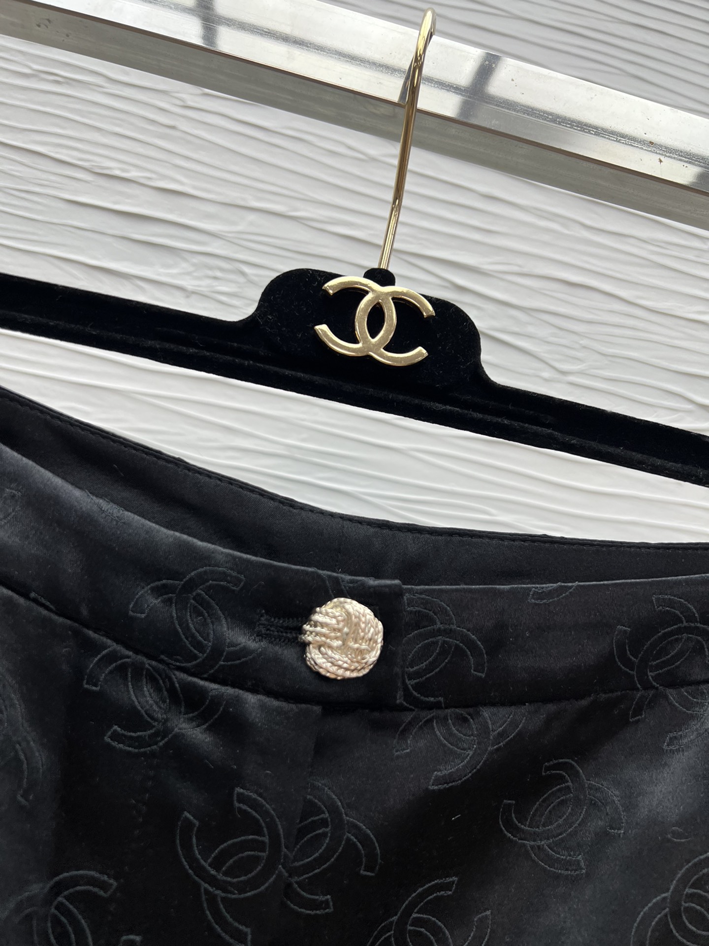 Chanel 25A High Fashion Wide-Leg Silk Pants with Gold Logo Buttons 7 i1752231002 9360 8