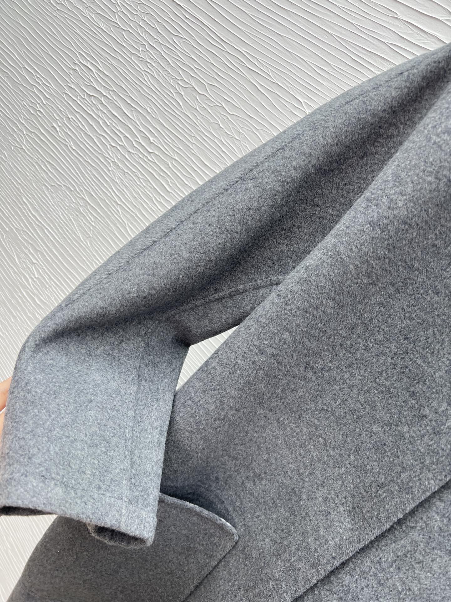Louis Vuitton 25' Early Autumn Wool-Cashmere Coat - Elegant & Comfortable 8 i1754126615 530 3