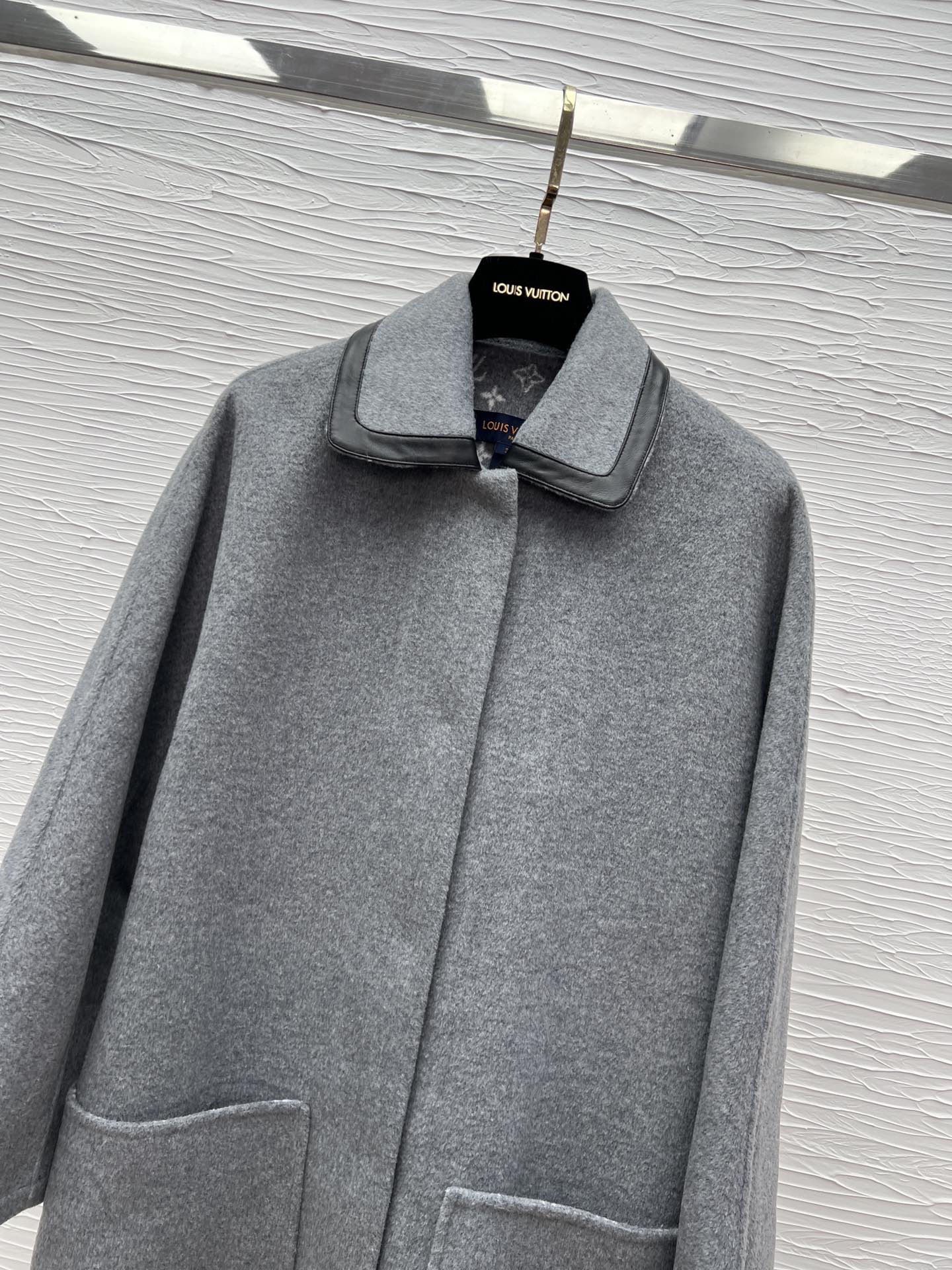 Louis Vuitton 25' Early Autumn Wool-Cashmere Coat - Elegant & Comfortable 5 i1754126615 6003 8